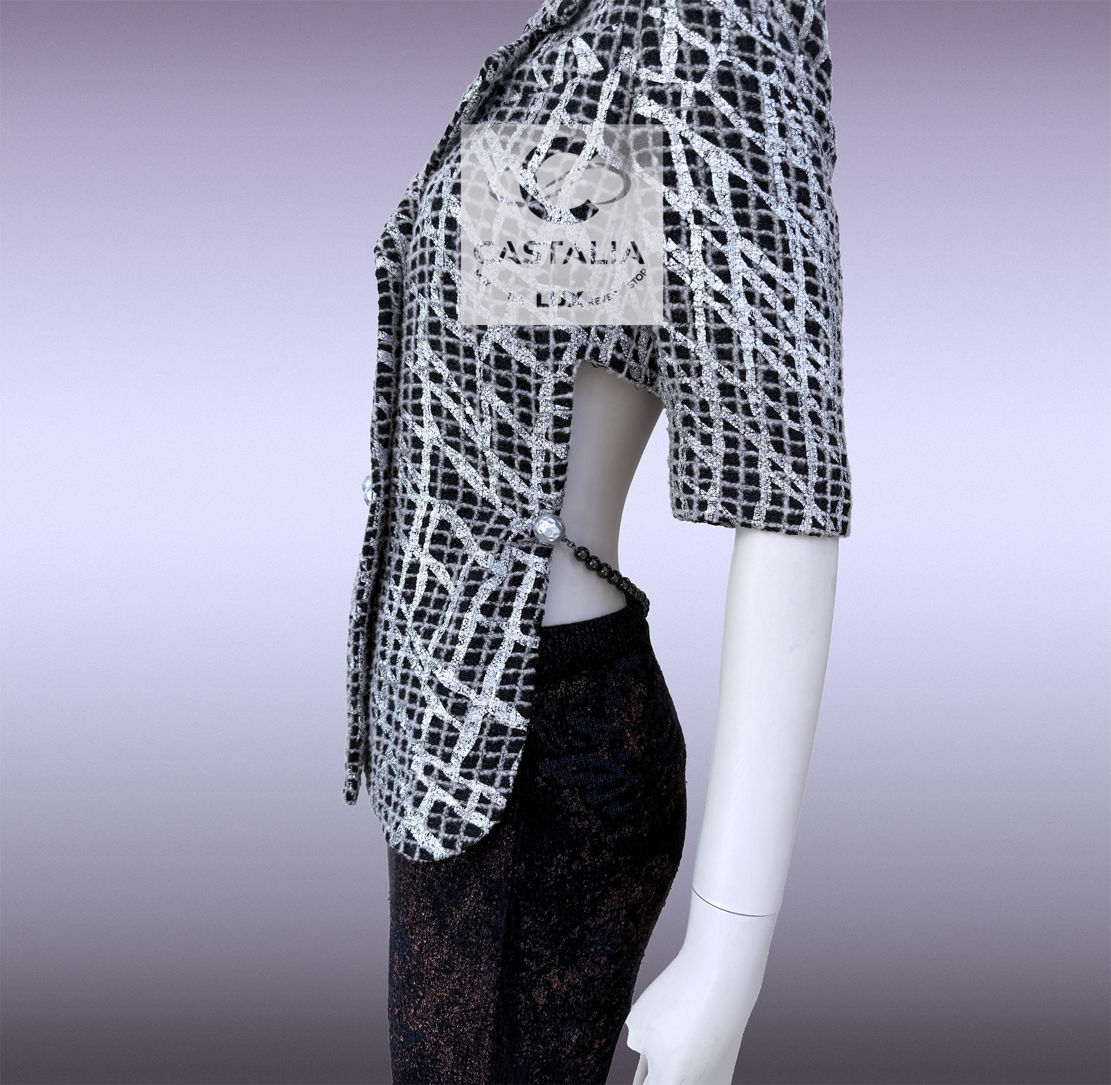 Chaqueta de tweed Chanel Aquatic Reverie con cinturón de perlas en venta 5