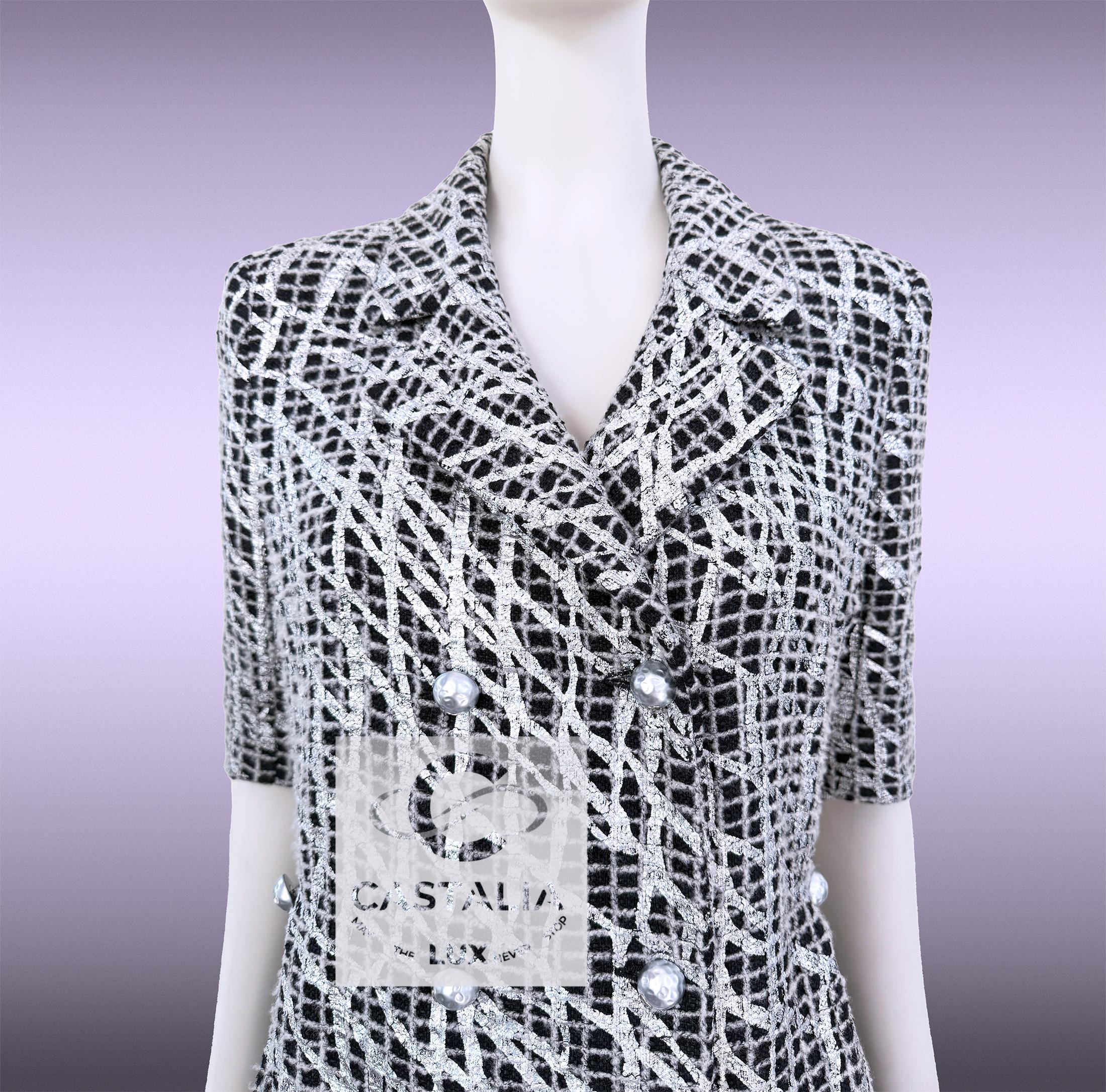 Chaqueta de tweed Chanel Aquatic Reverie con cinturón de perlas en venta 6