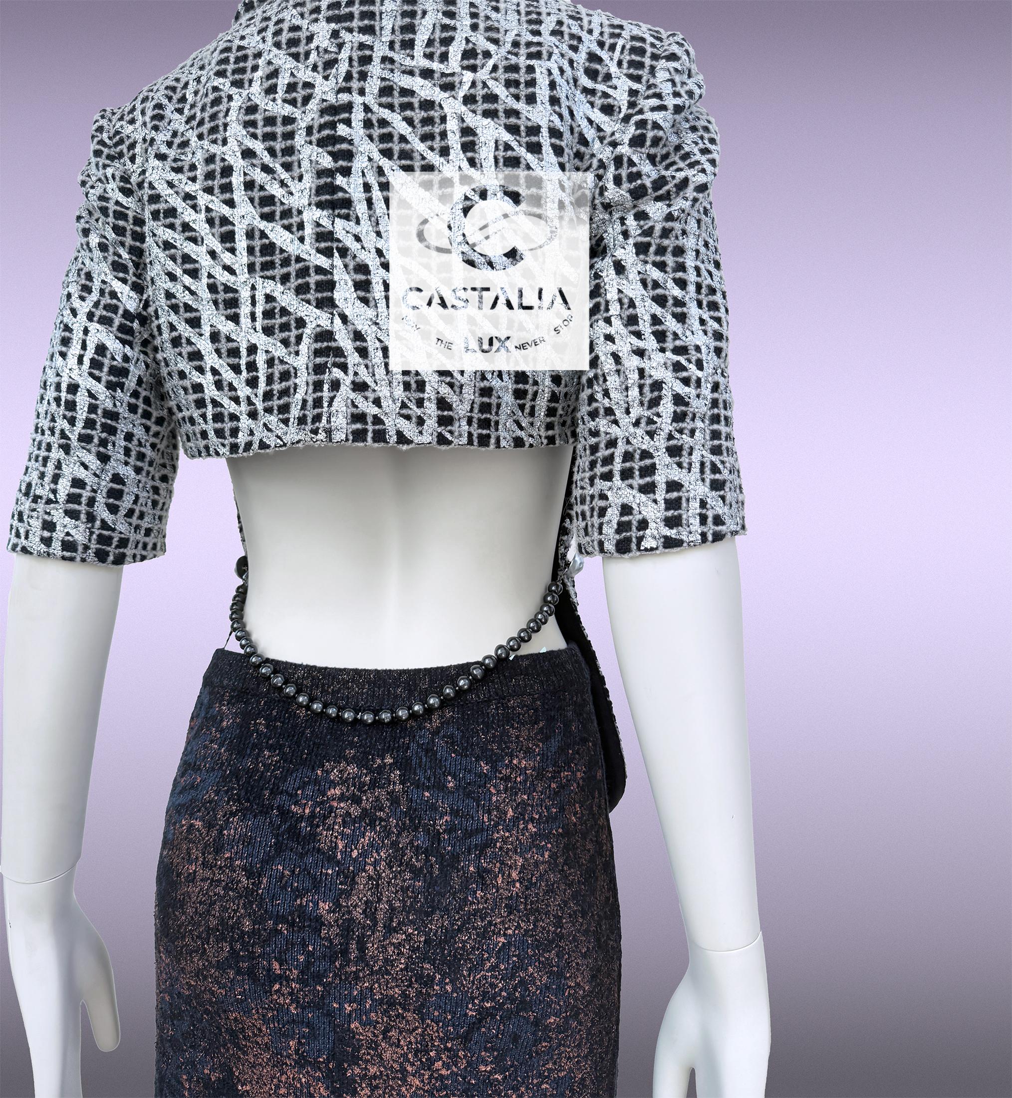 Chaqueta de tweed Chanel Aquatic Reverie con cinturón de perlas en venta 7