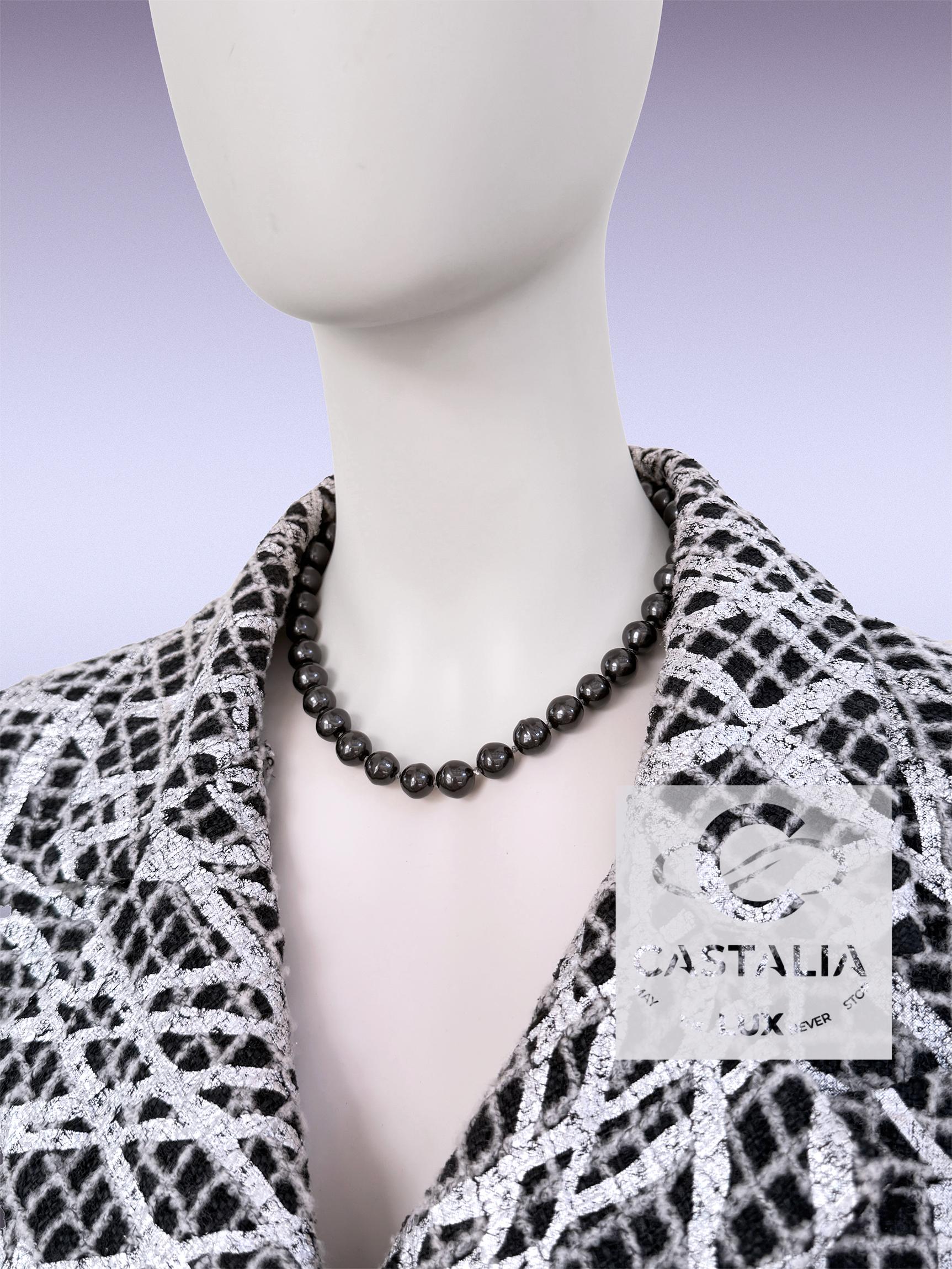 Chaqueta de tweed Chanel Aquatic Reverie con cinturón de perlas en venta 2