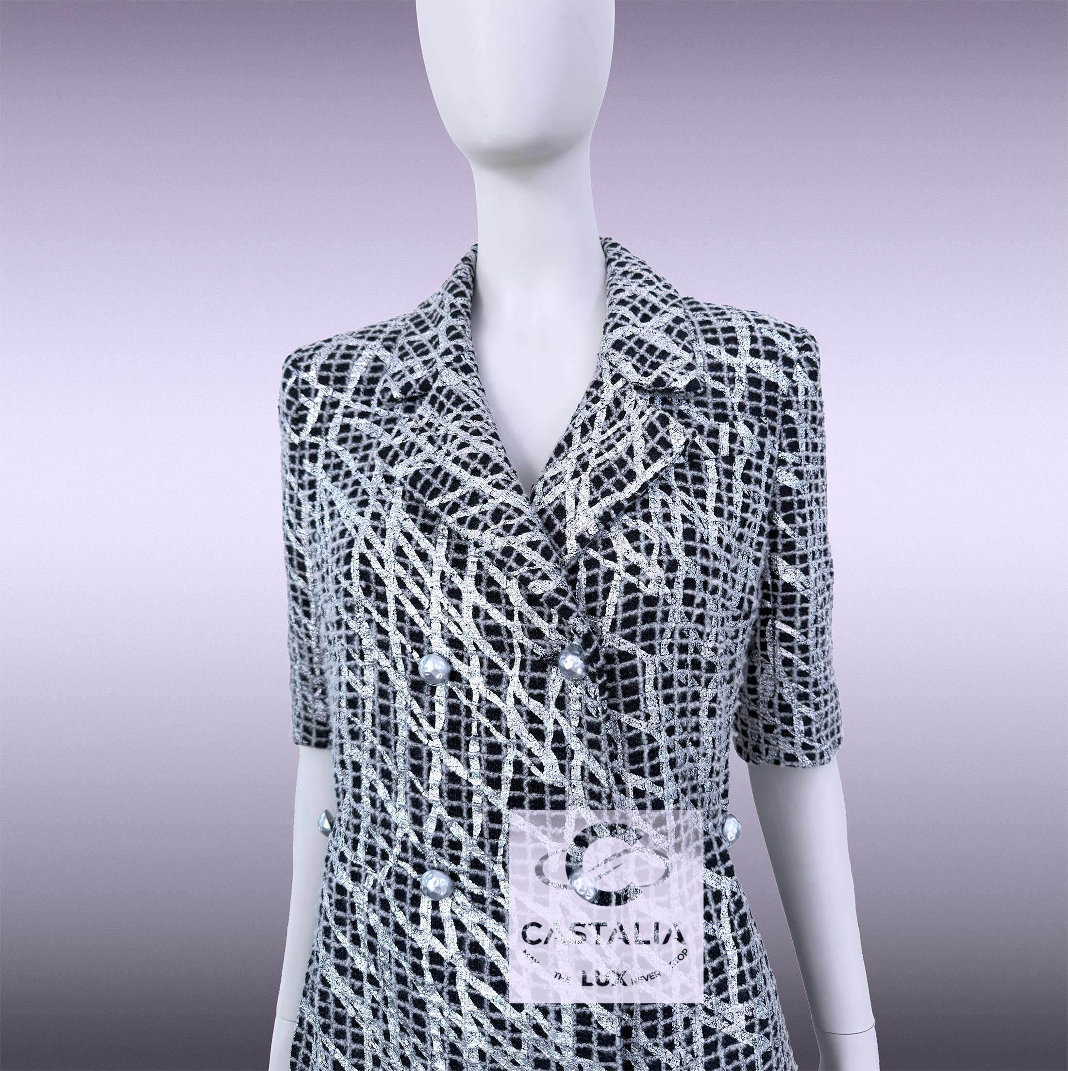 Chaqueta de tweed Chanel Aquatic Reverie con cinturón de perlas en venta 3