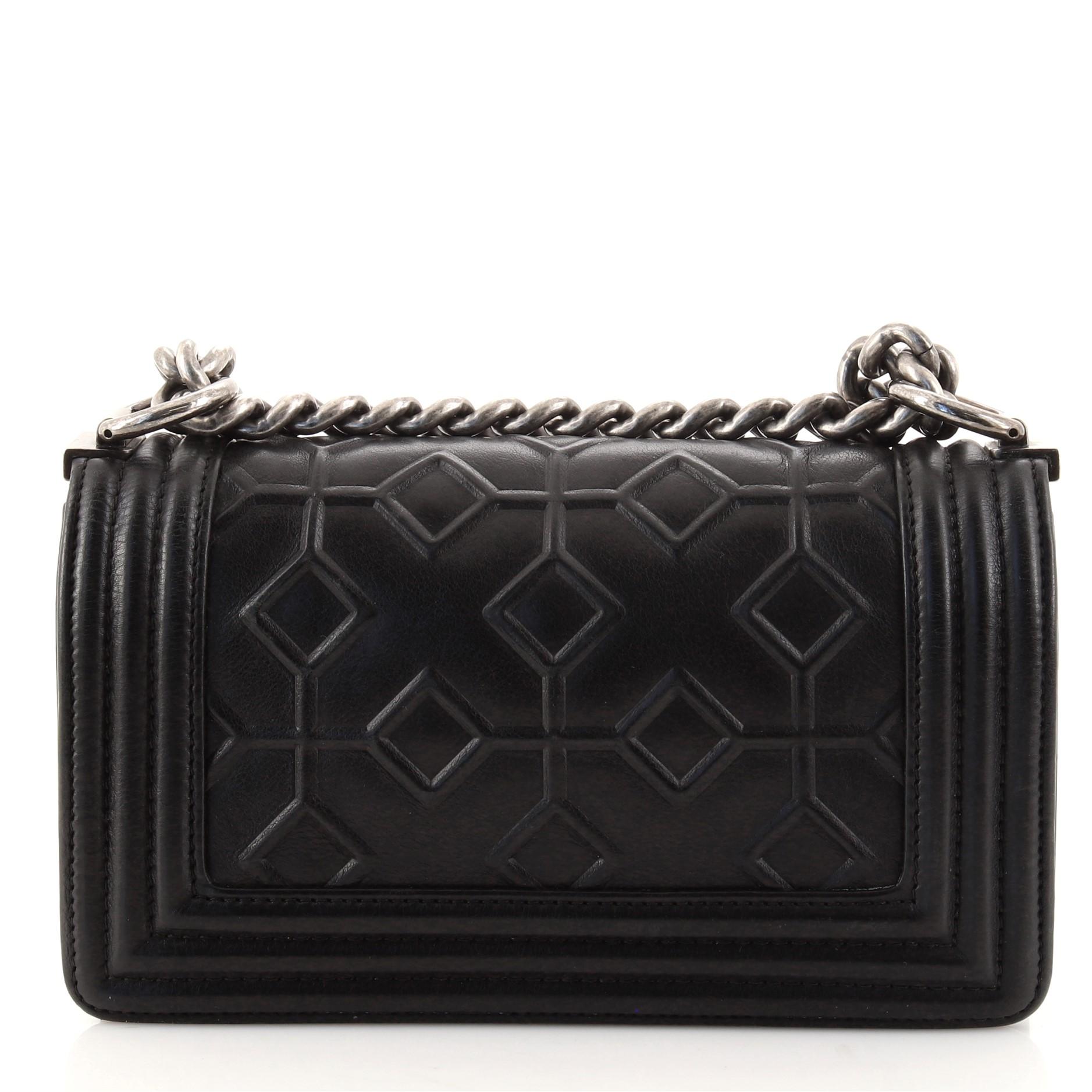 Chanel Arabesque Boy Klappentasche aus geprägtem Kalbsleder (Schwarz)