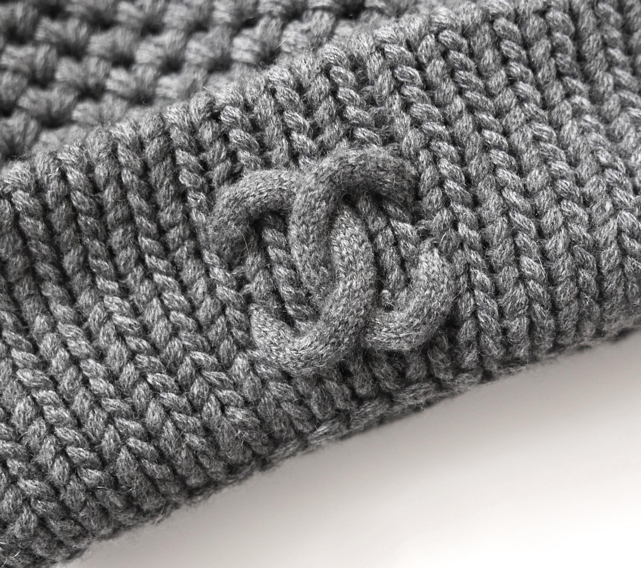 Super seltene, ungetragene, archivierte Chanel Kaschmir Beanie Mütze. Der passende Schal ist ebenfalls aufgeführt. Sie ist aus grauem Kaschmir gefertigt, hat eine dicke Strickstruktur, eine gerippte Krempe und ein großes, erhabenes CC-Logo auf der