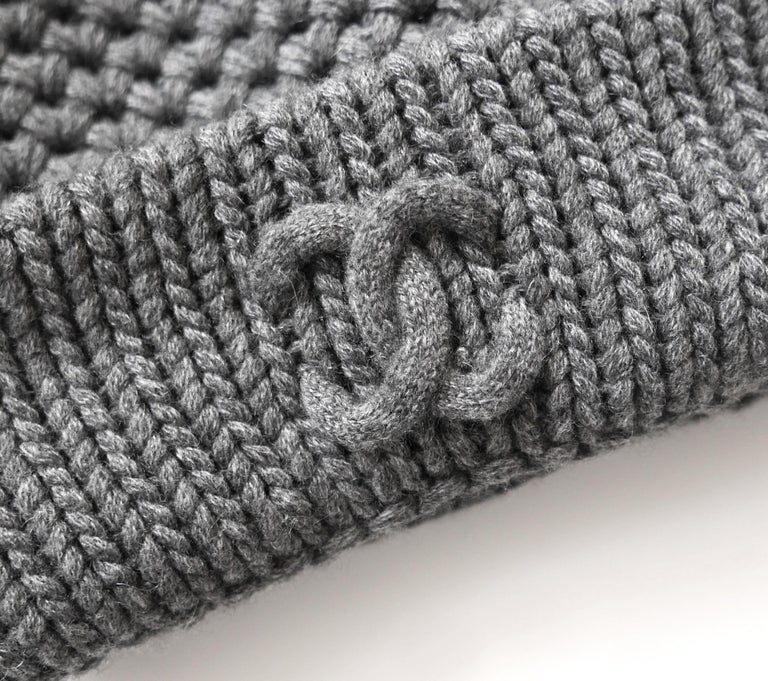 Chanel Archival CC Logo Chunky Grey Cashmere Beanie Hat at  display picture 1