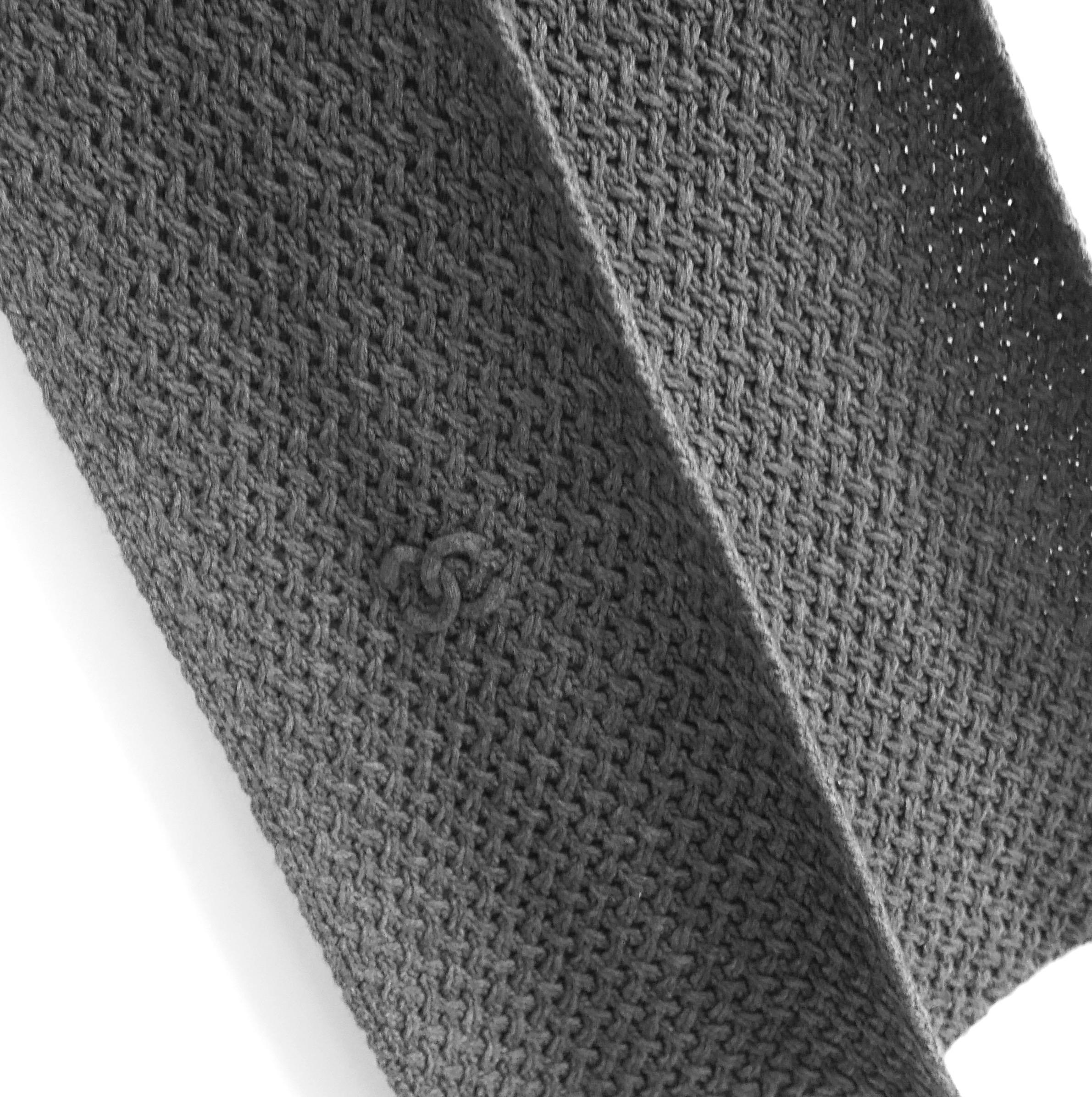 Chanel Étole écharpe épaisse en cachemire grise avec logo CC d'archives Pour femmes en vente