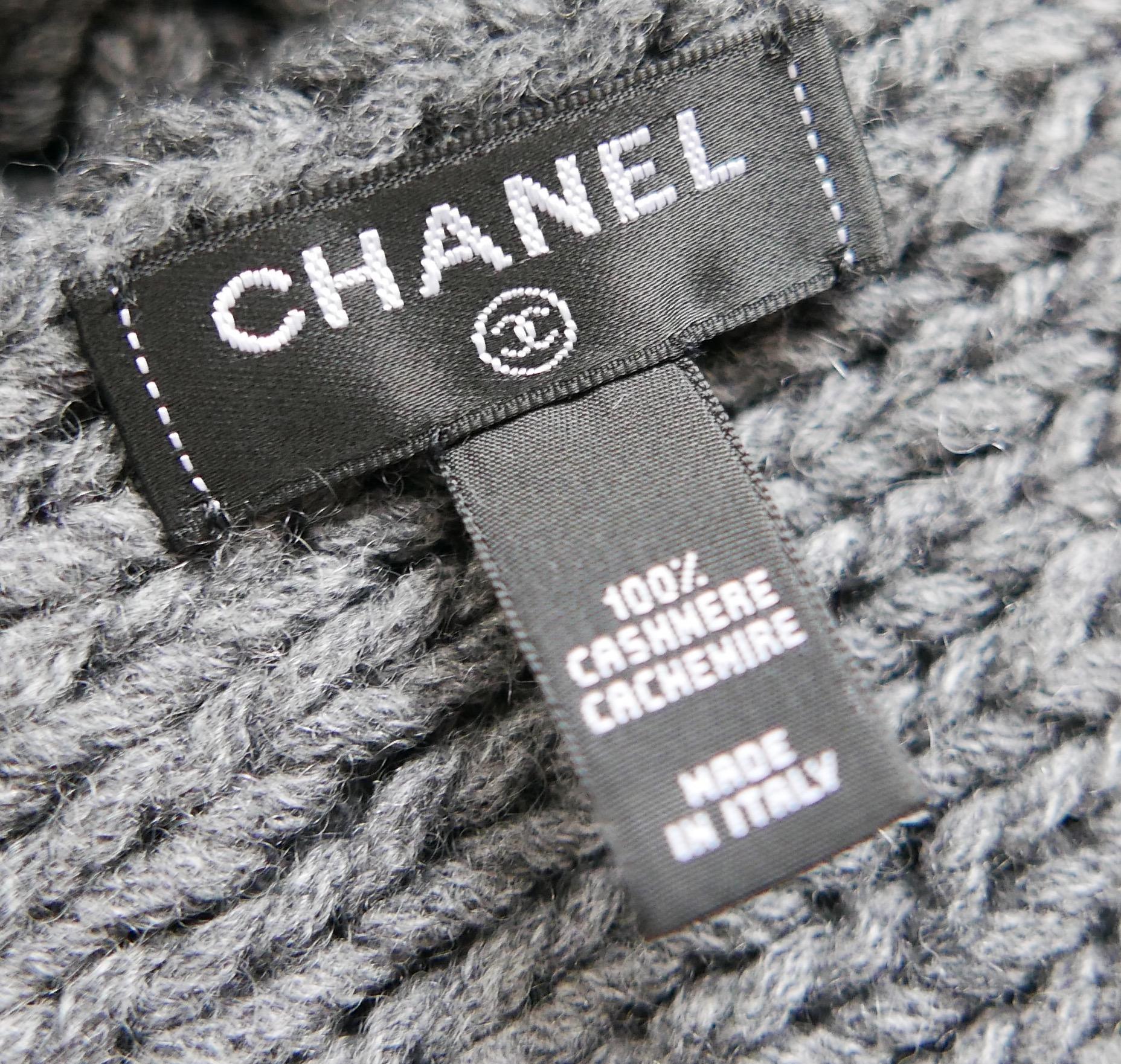 Chanel Étole écharpe épaisse en cachemire grise avec logo CC d'archives en vente 1