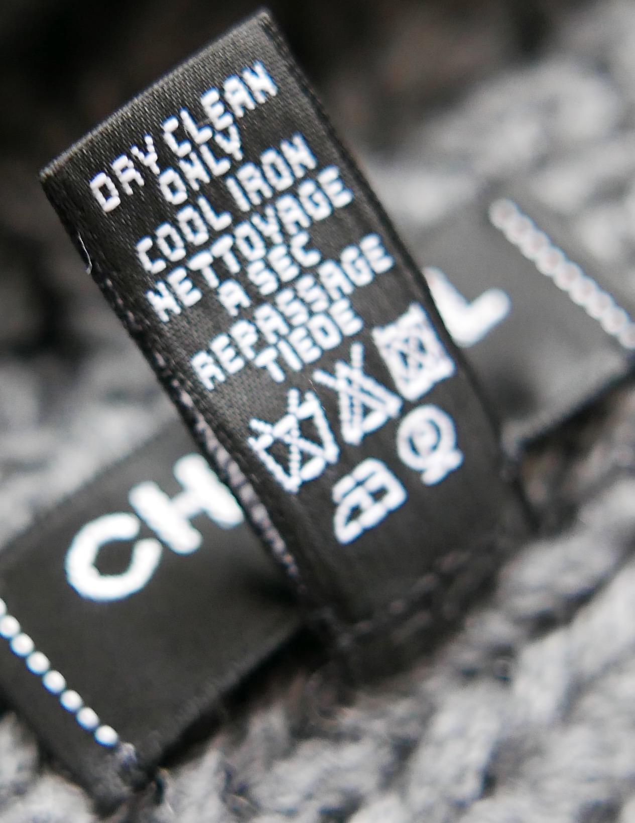 Chanel Étole écharpe épaisse en cachemire grise avec logo CC d'archives en vente 2