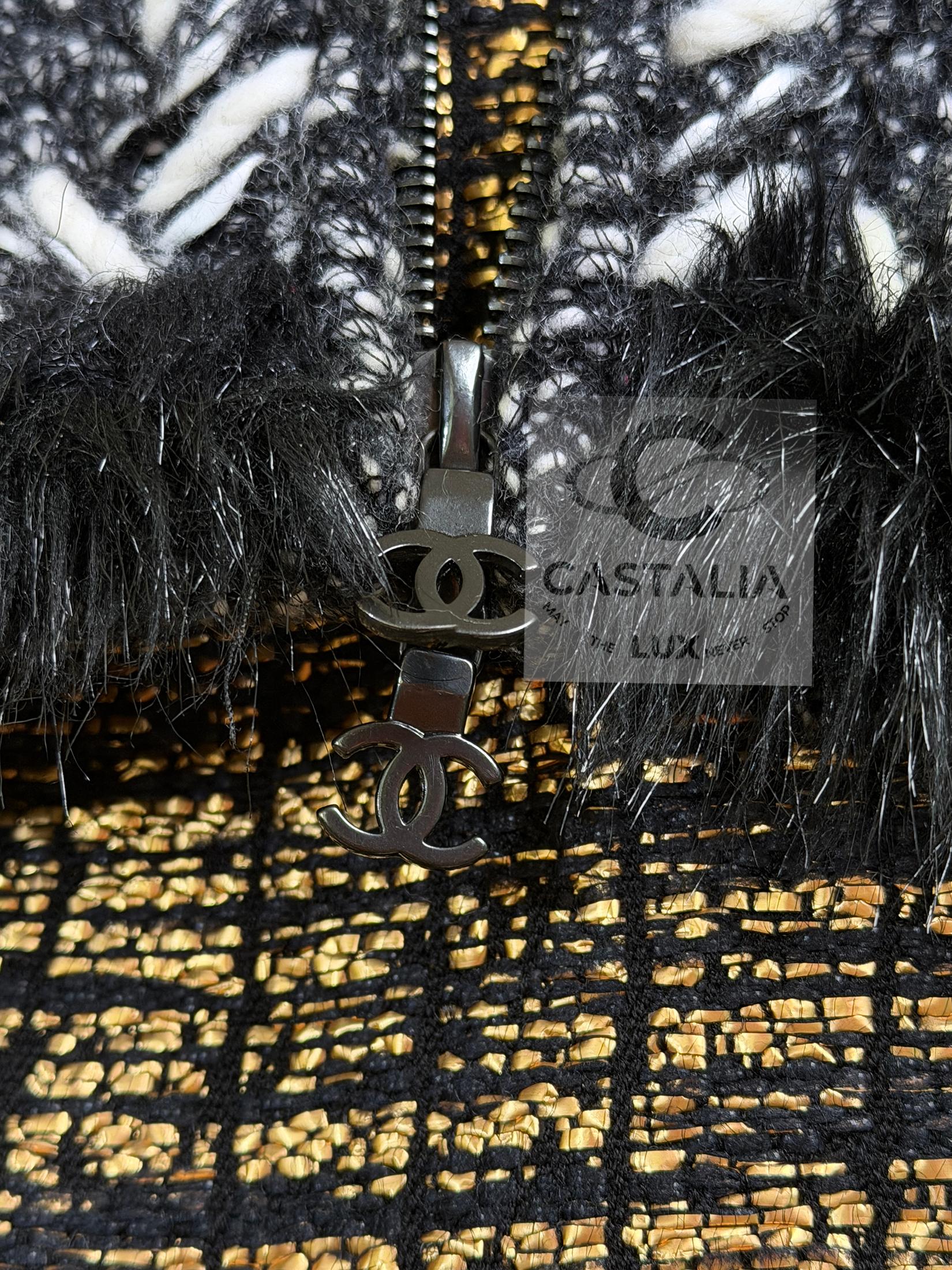 CHANEL Arctic Collection Giacca in morbido cashmere bouclé 42 FR in vendita 7