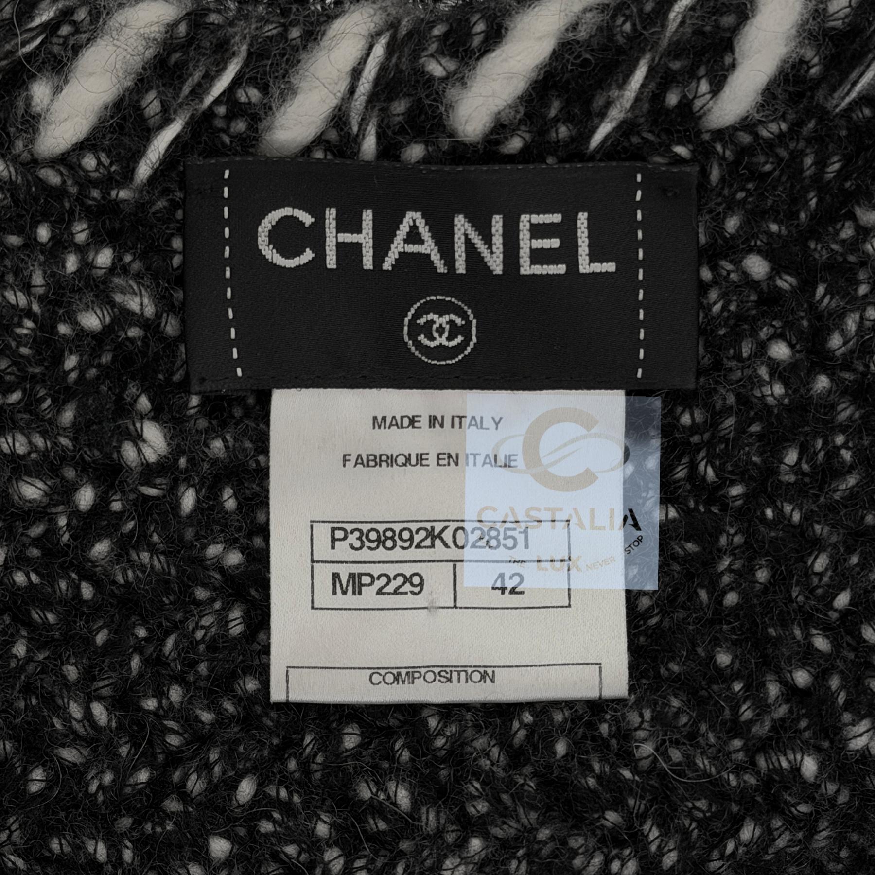 CHANEL Arctic Collection Giacca in morbido cashmere bouclé 42 FR in vendita 12