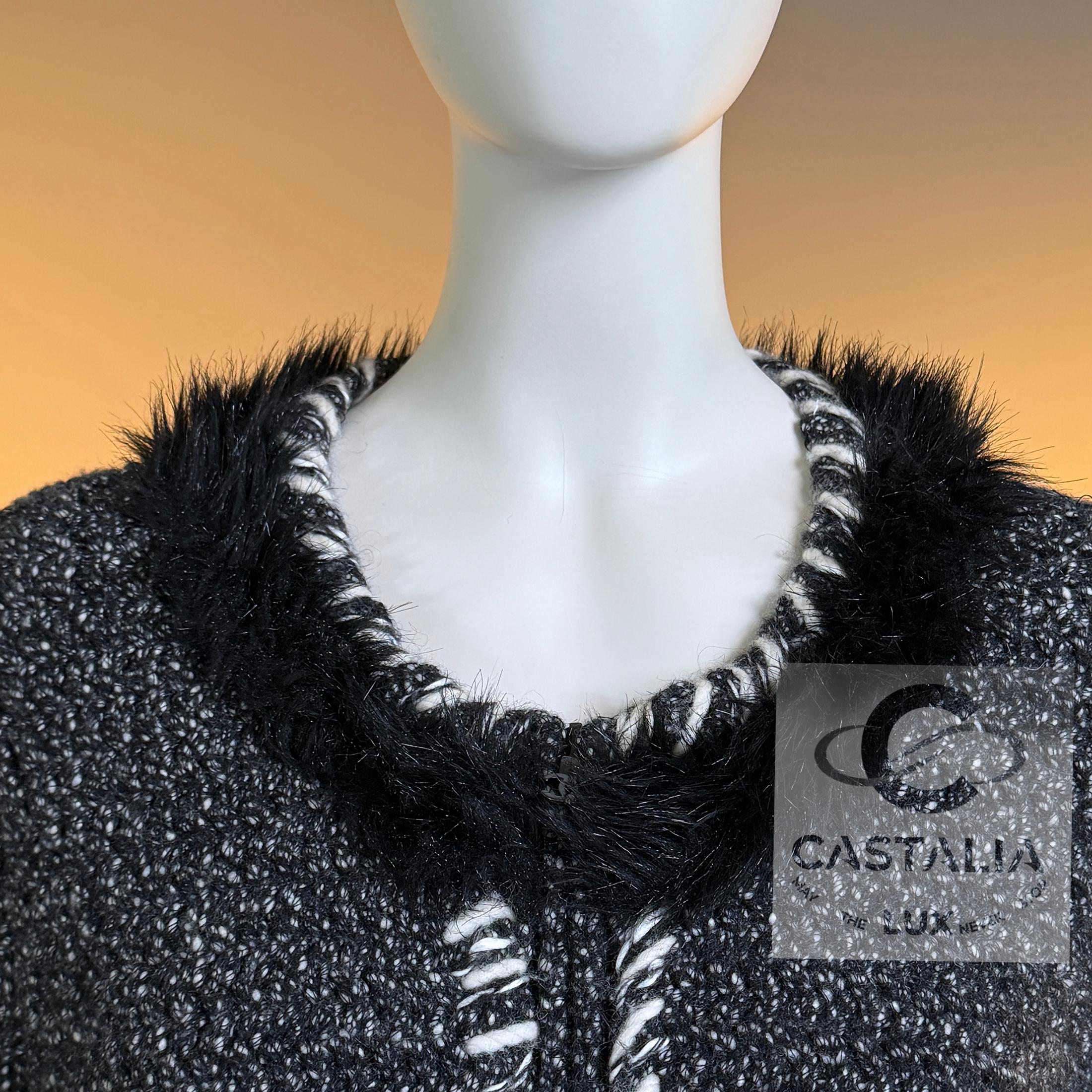 CHANEL Arctic Collection Giacca in morbido cashmere bouclé 42 FR in vendita 4