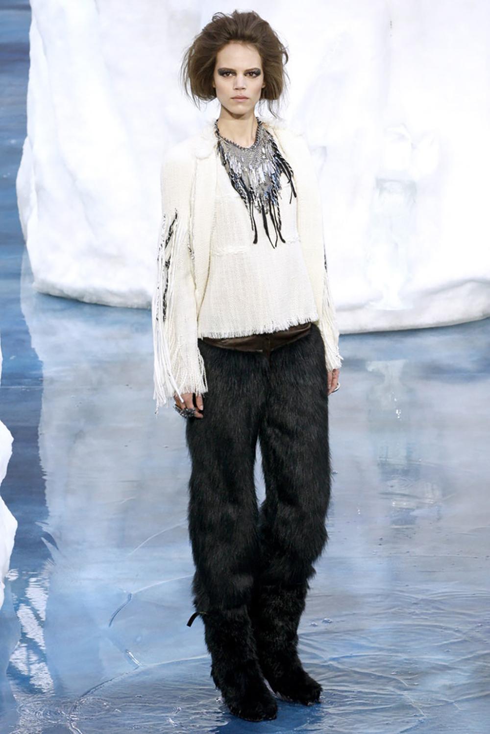 Marrone Chanel Arctic Collection Runway Fringe Tweed Ensemble 38 FR in vendita
