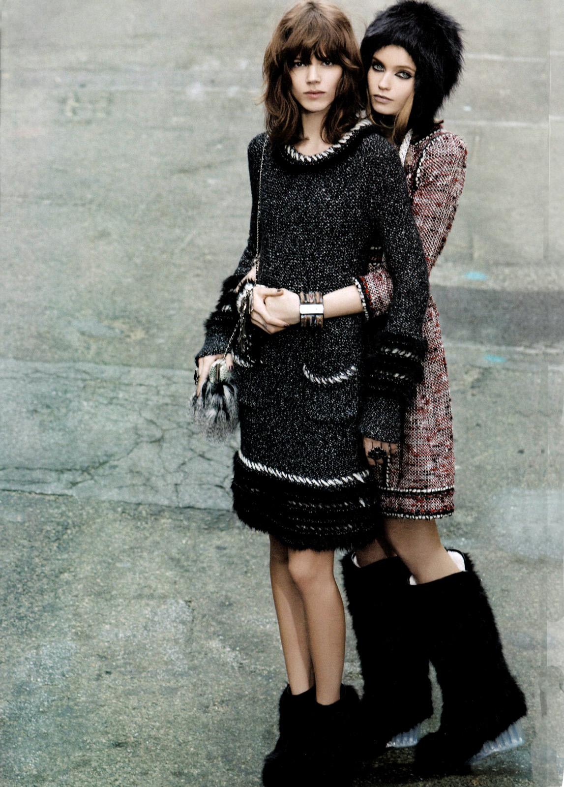 Célèbre robe Chanel avec détails en fausse fourrure de la campagne publicitaire de la Collection ARCTIC ICE -- vue sur le mannequin Freja Erickson
- Breloque du logo CC sur la poche
- fausse garniture duveteuse 
Taille 40 FR. Conservé sans avoir été