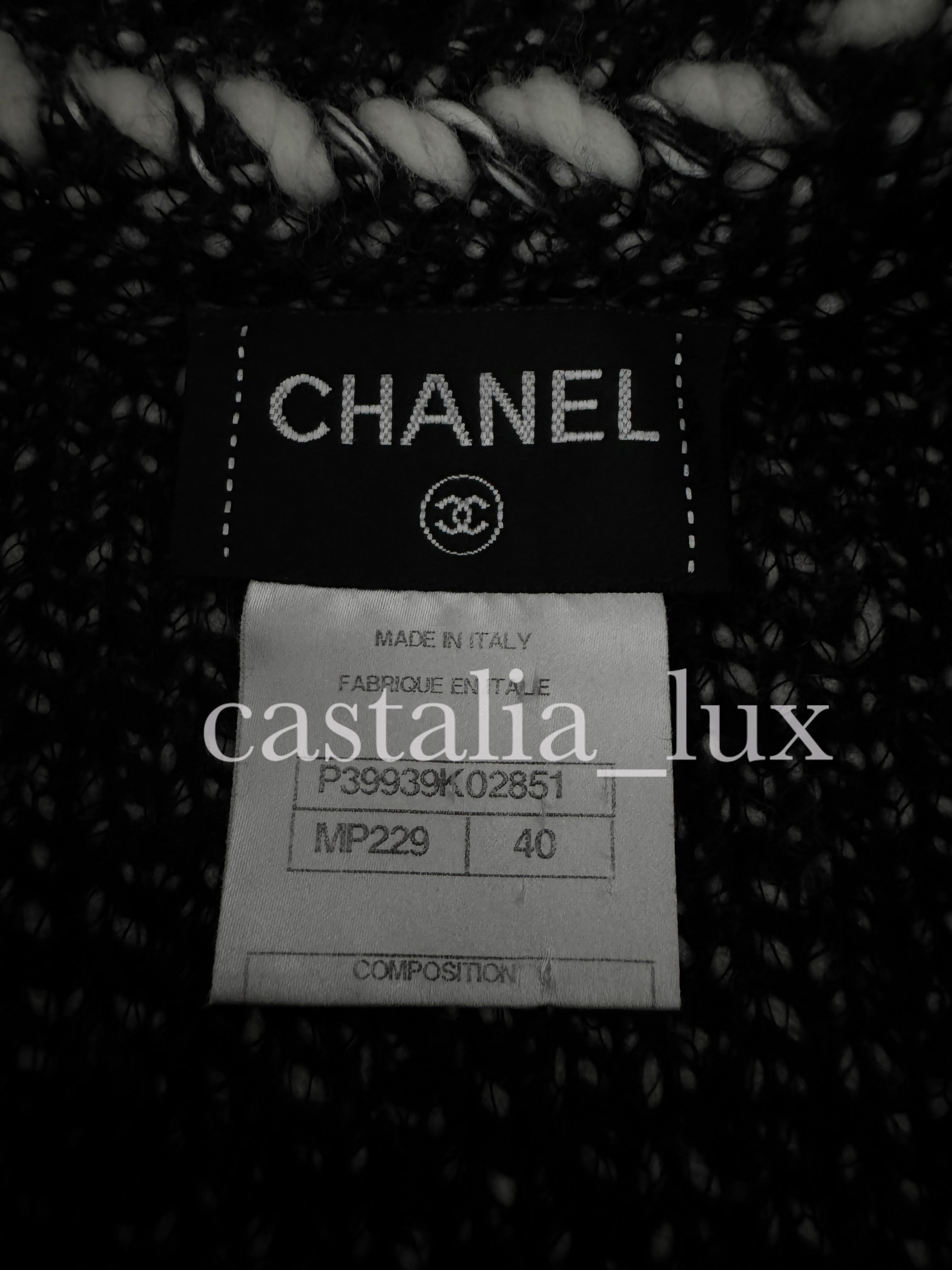 Robe Chanel Arctic Ice Cashmere avec accents moelleux en vente 13