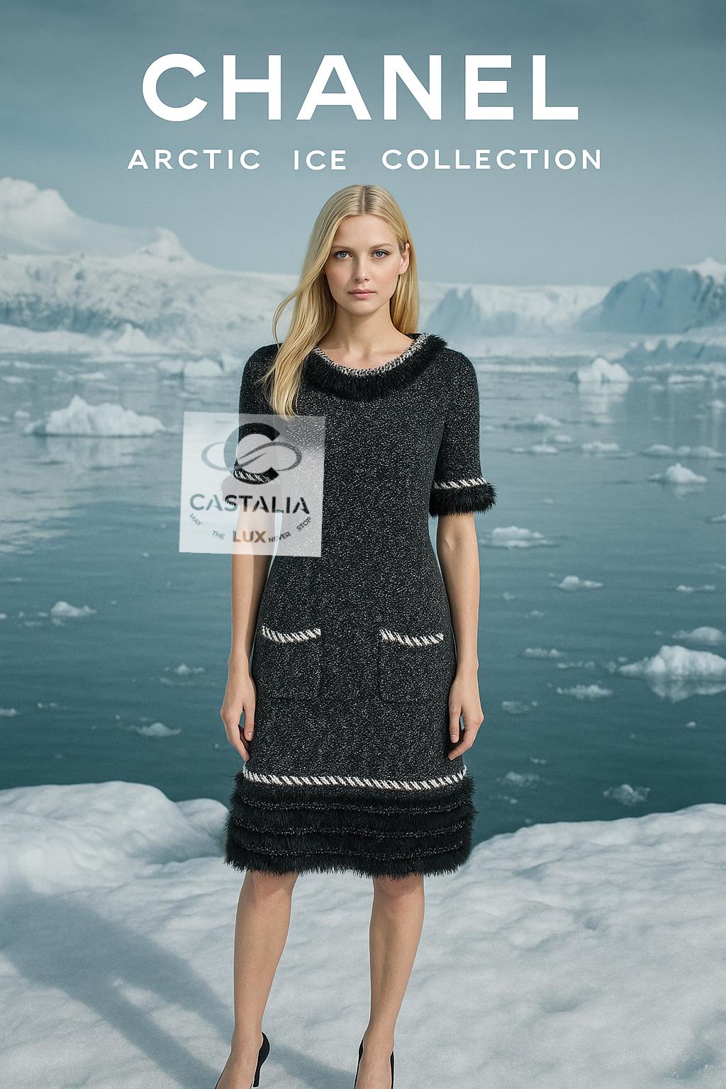 Noir Chanel Arctic Ice Collection Robe en cachemire à plumes 40 FR en vente