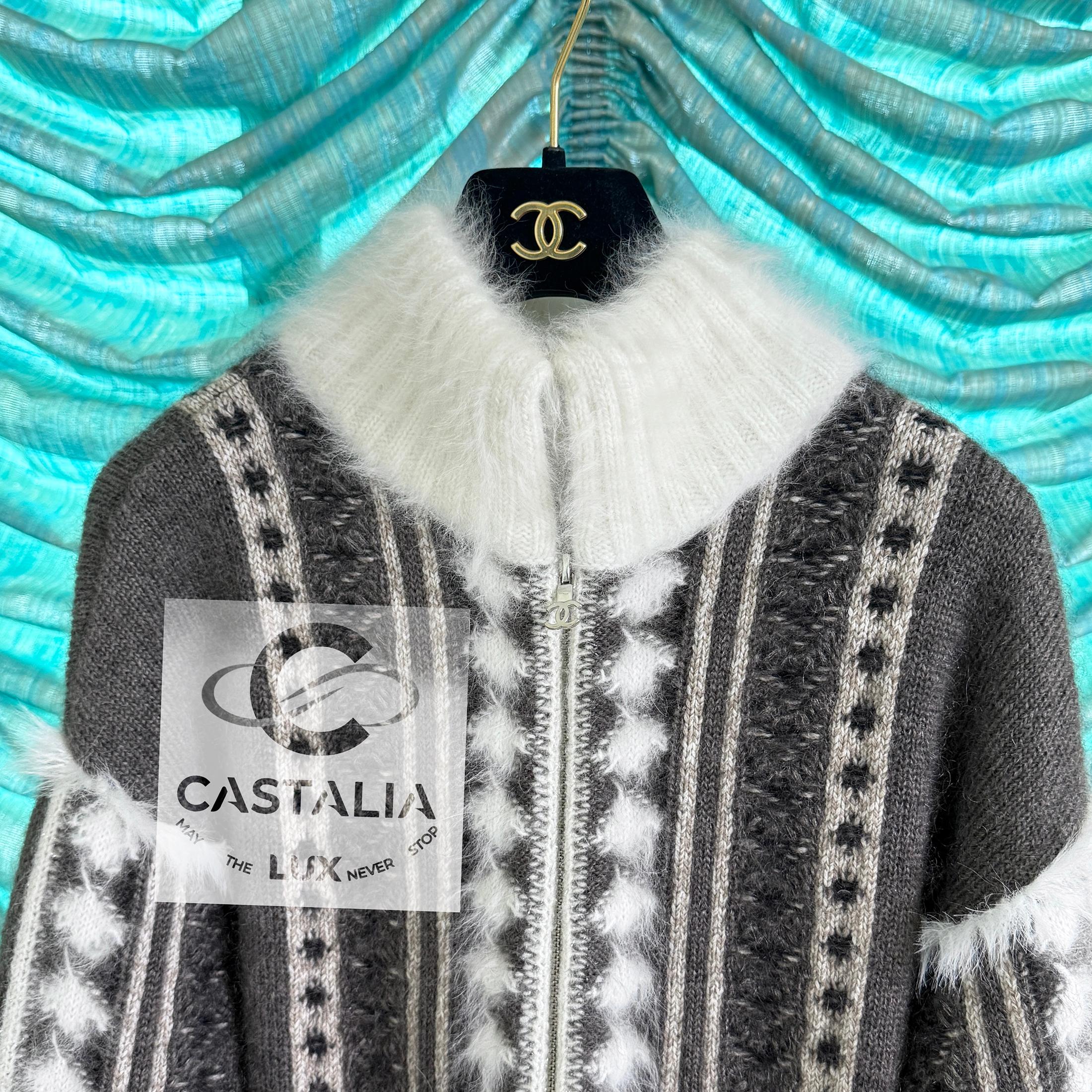 Chanel Arctic Ice Iconic Fluffy Cardigan 42 FR in vendita 5