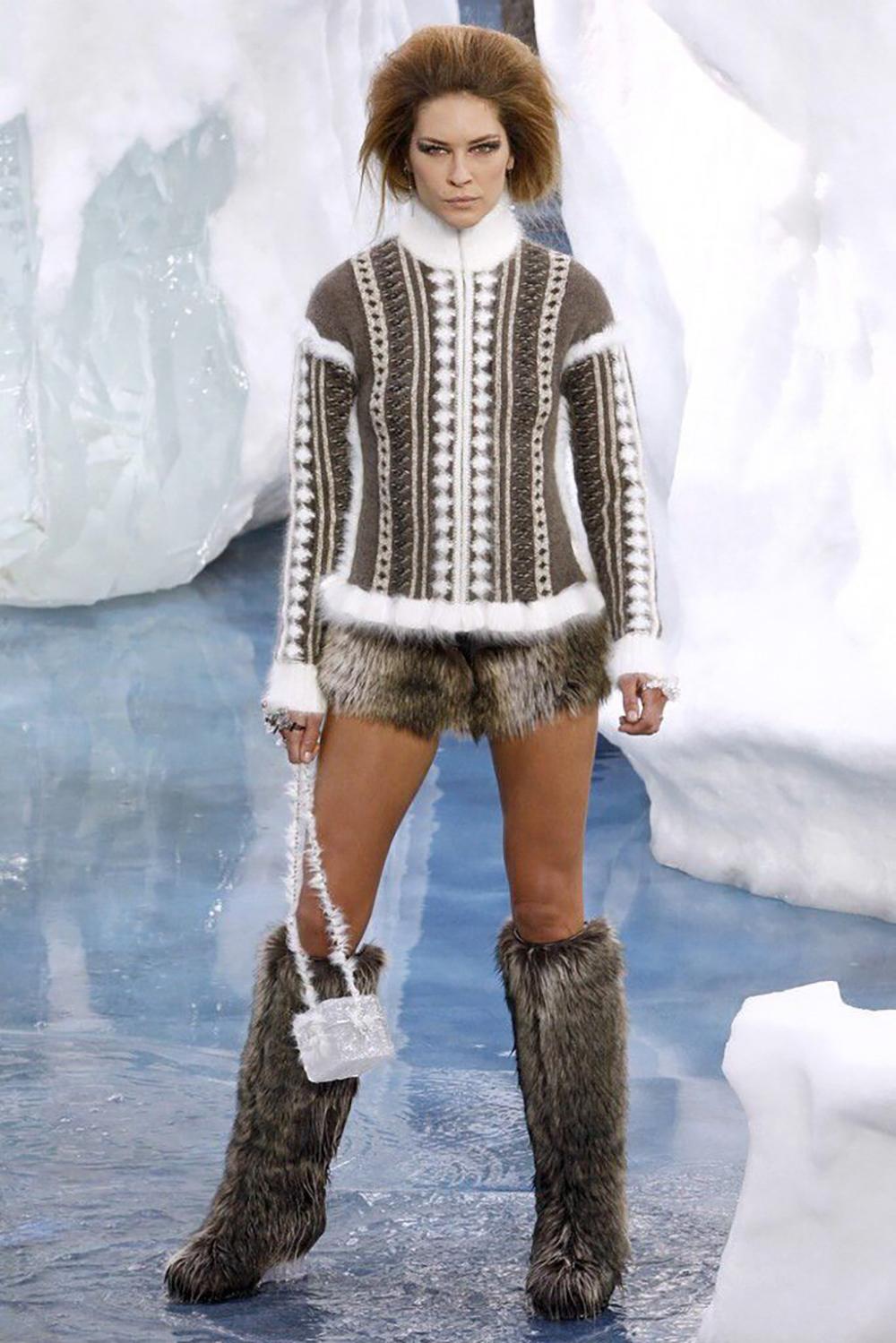 ~ Un cardigan modellato dal respiro dell'inverno: Chanel nella sua forma elementare.
~ Dalla visionaria Collection'S di Karl Lagerfeld, ARCTIC ICE, 
questo iconico cardigan Chanel non è tanto un capo d'abbigliamento quanto una cristallizzazione di