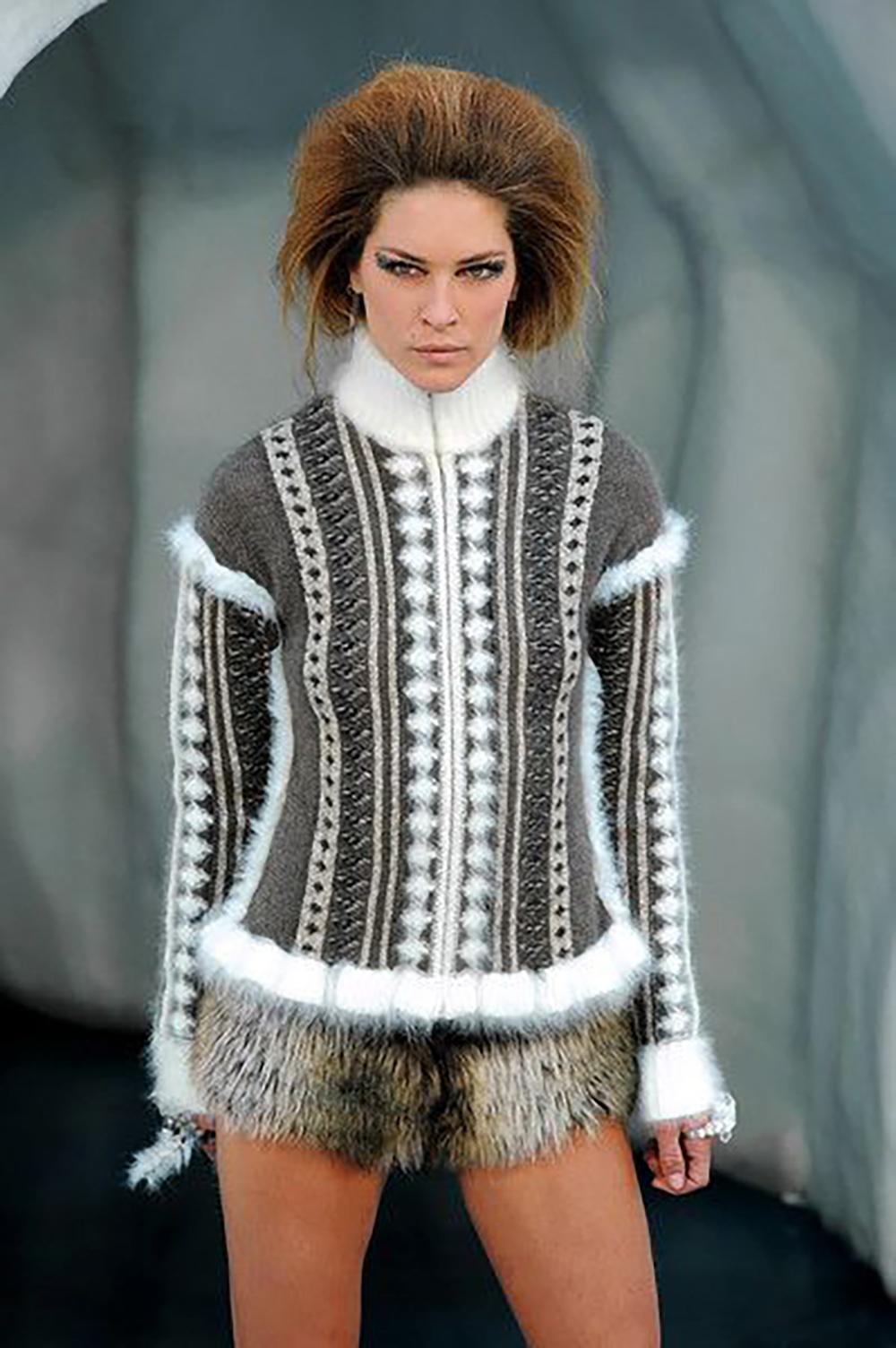 Grigio Chanel Arctic Ice Iconic Fluffy Cardigan 42 FR in vendita