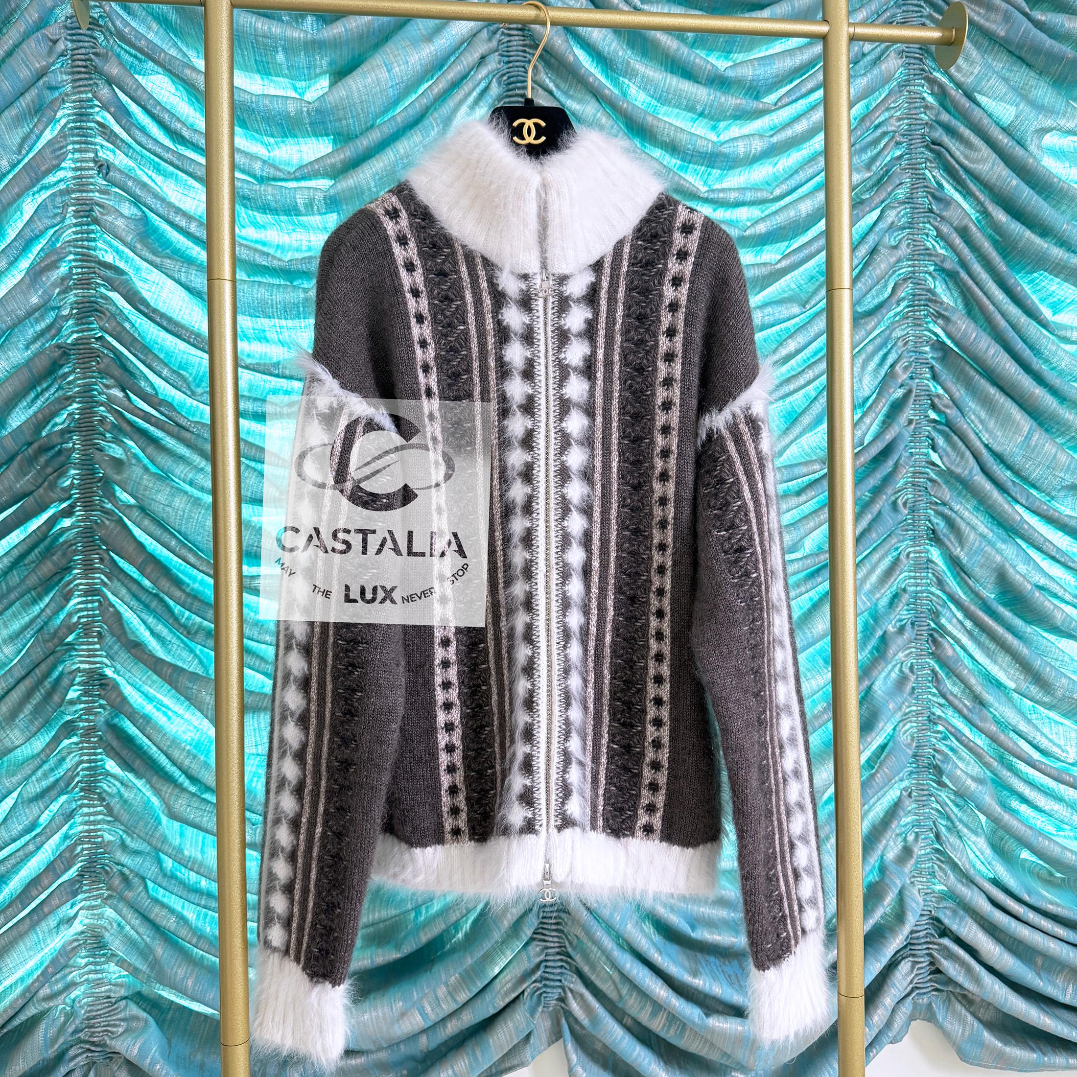 Chanel Arctic Ice Iconic Fluffy Cardigan 42 FR in vendita 2
