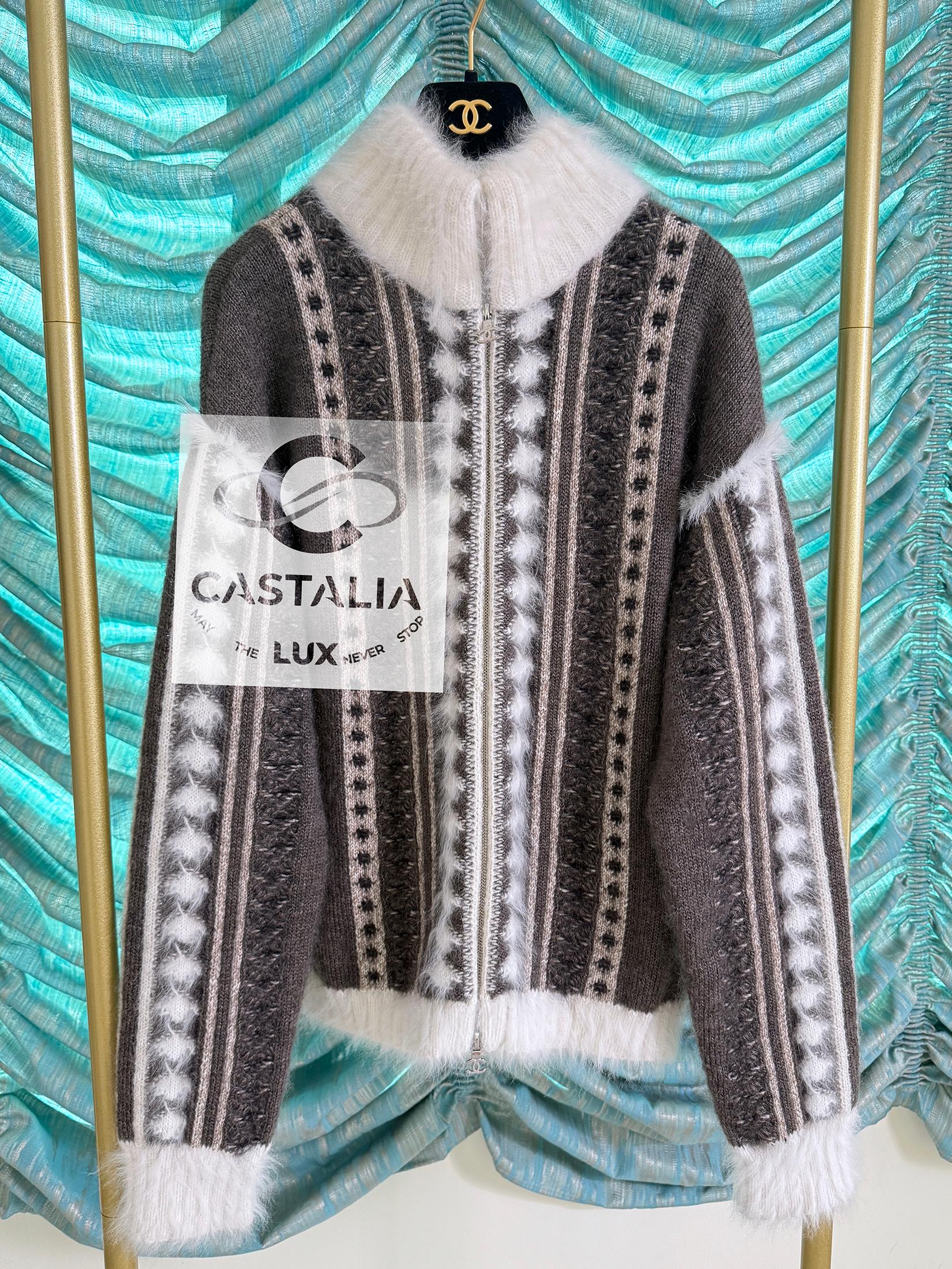 Chanel Arctic Ice Iconic Fluffy Cardigan 42 FR in vendita 3