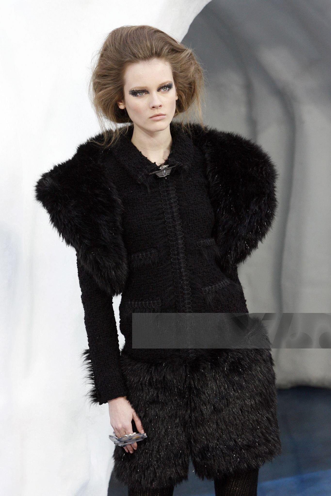  Una reimaginación glacial y poco trivial de la Eterna Chaquetita Negra, 
esta creación de la Colección Legendaria ARCTIC ICE de Karl Lagerfeld lleva el silencio de la luz de la nieve y la permanencia de la medianoche

 Esto es más que una chaqueta: