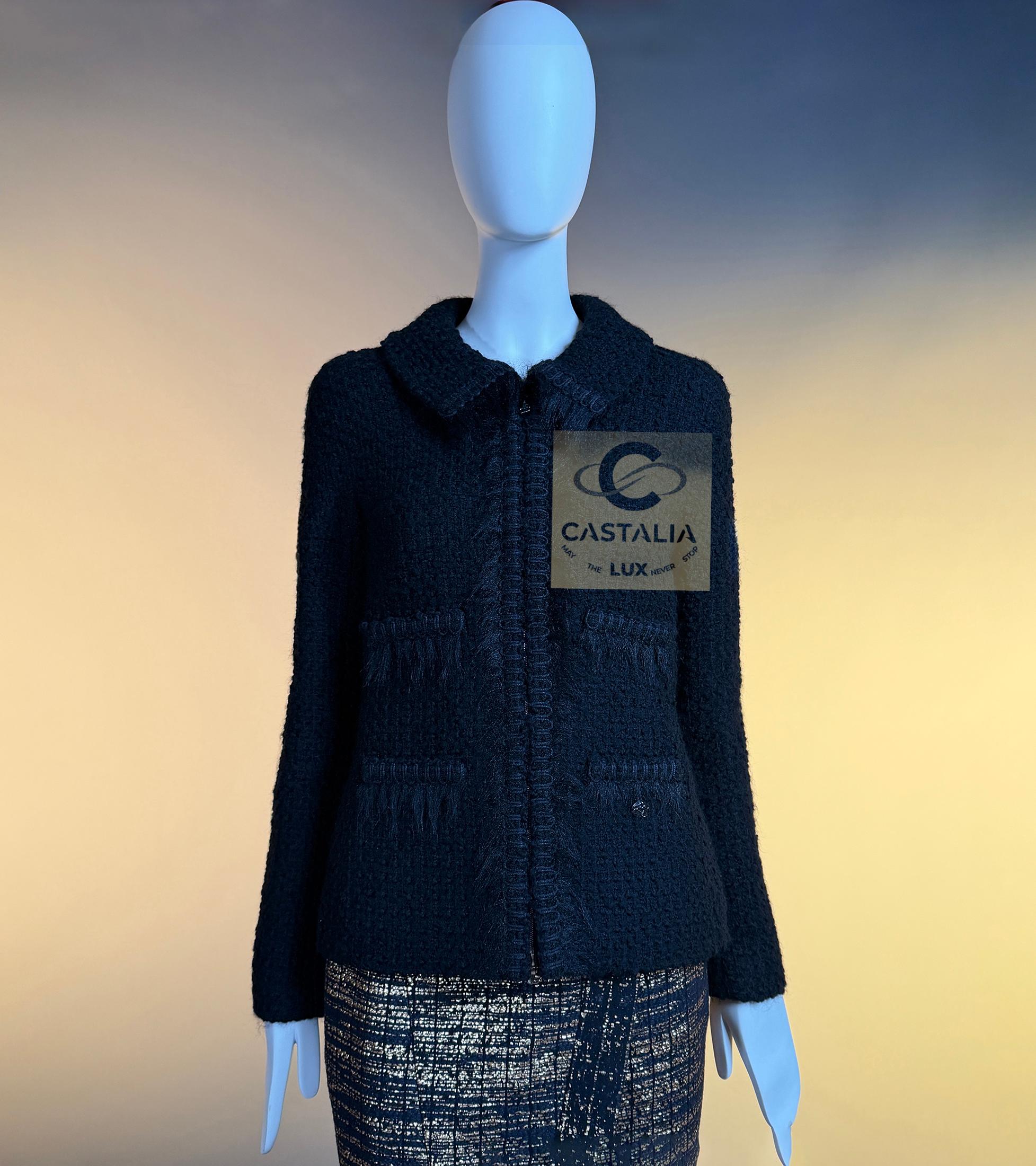 Femenino o masculino Chanel Chaqueta de tweed negro Arctic Ice Timeless 38 FR en venta