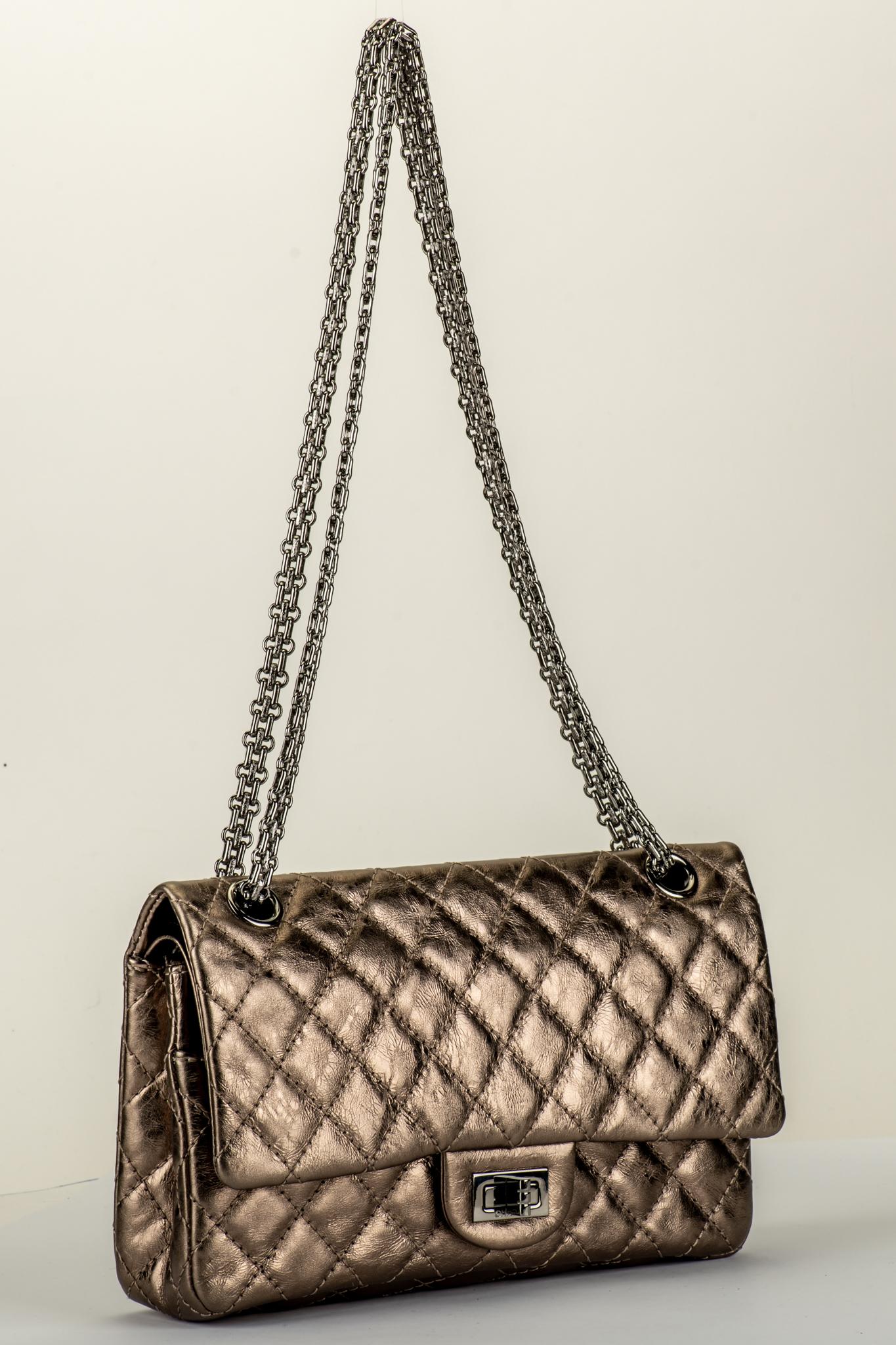 Sac à double rabat Chanel Argent Fonce'' réédition Excellent état - En vente à West Hollywood, CA