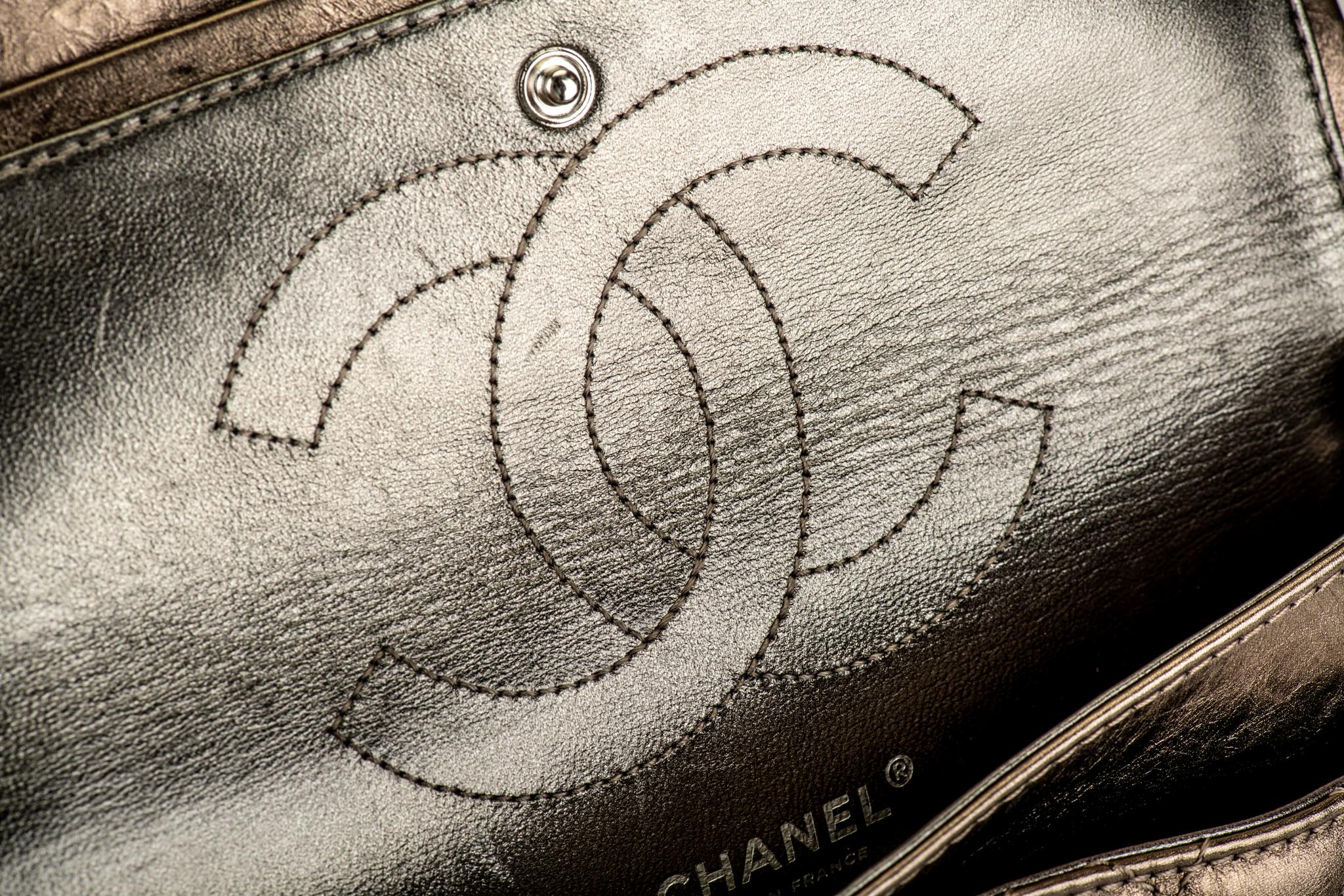Sac à double rabat Chanel Argent Fonce'' réédition en vente 3