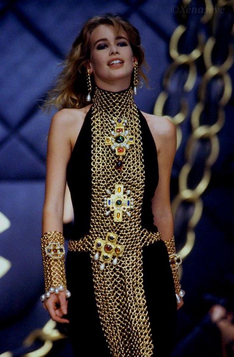 Chanel Arm Bracelet in Golden Metal, 1990/1991 In Excellent Condition In SAINT-OUEN-SUR-SEINE, FR