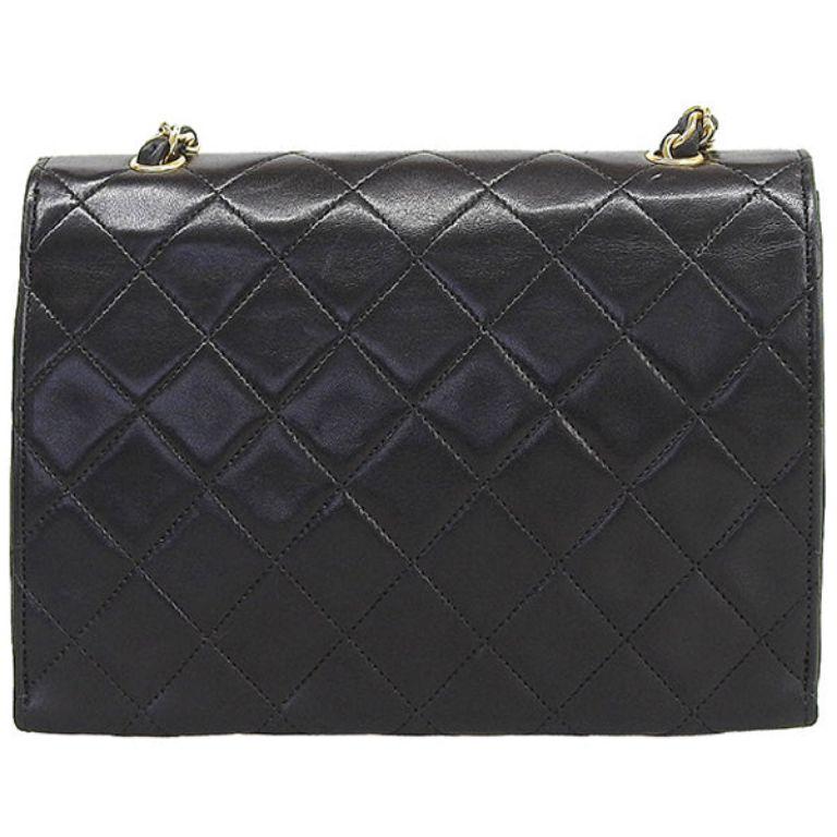 Chanel Around 1985-1990 Made V Flap Cc Mark Plate Chain Bag Black

Additional information:
Measurements: H 15 x W 20 x D 6 cm 
Shoulder drop: 110 cm

This item has been used and may have some minor flaws.