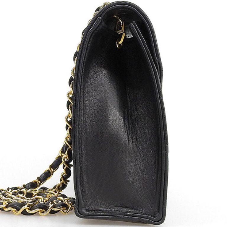 Chanel Around 1985-1990 Made V Flap CC Mark Plate Chain Bag in Black In Good Condition For Sale In London, GB