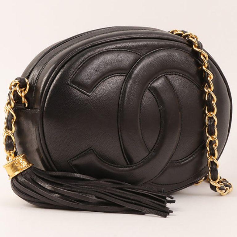 Chanel Around 1990 Made Big Cc Mark Stitch Fringe Mini Chain Bag Black

Additional information:
Measurements: H 12 x W 18 x D 4 cm 
Shoulder drop: 102 cm

This item has been used and may have some minor flaws.