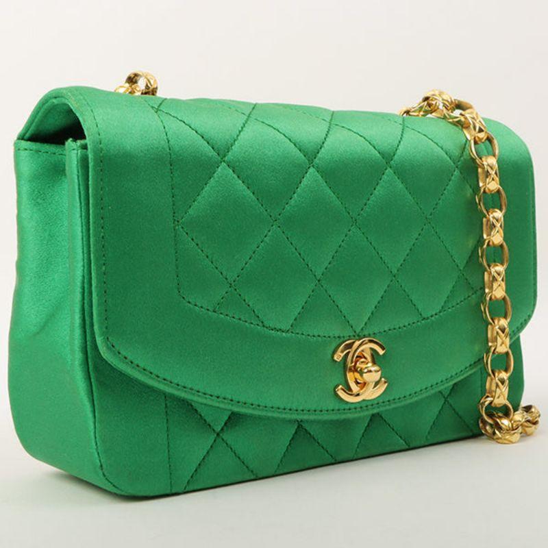 Chanel Around 1990 Made Silk Satin Diana Flap Bijou Chain Bag Mini Green

Additional information:
Interior pocket x2
Comes with: Guarantee card, Serial number sticker
Accessories: Box, Dust bag
Year: 1990
Made in France TIMELESS PIECES.
Size: 18 W x