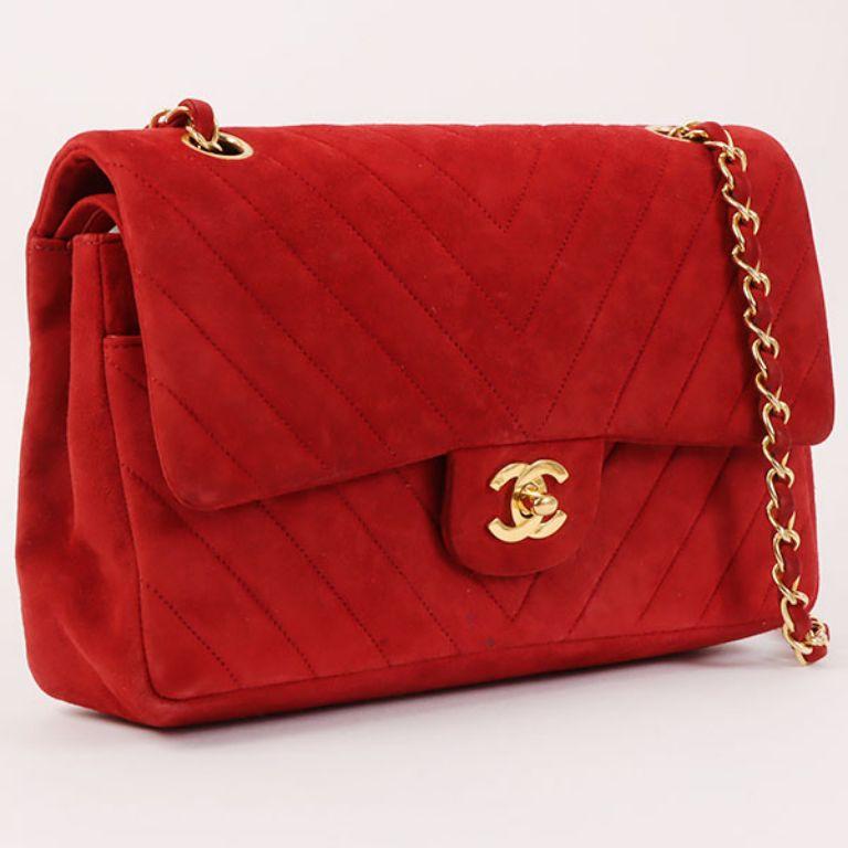 Chanel Around 1990 Made Suede V Stitch Classic Flap Chain Bag 25Cm Red

Additional information:
Measurements: H 16 x W 25 x D 6 cm 
Shoulder drop: Double: 53 cm 
Single: 90cm

This item has been used and may have some minor flaws.