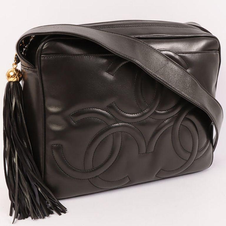 Chanel Around 1995 Made 3 Cc Mark Stitch Fringe Shoulder Bag Black

Additional information:
Measurements: H 19 x W 27 x D 7 cm 
Shoulder drop: 110 cm

This item has been used and may have some minor flaws.