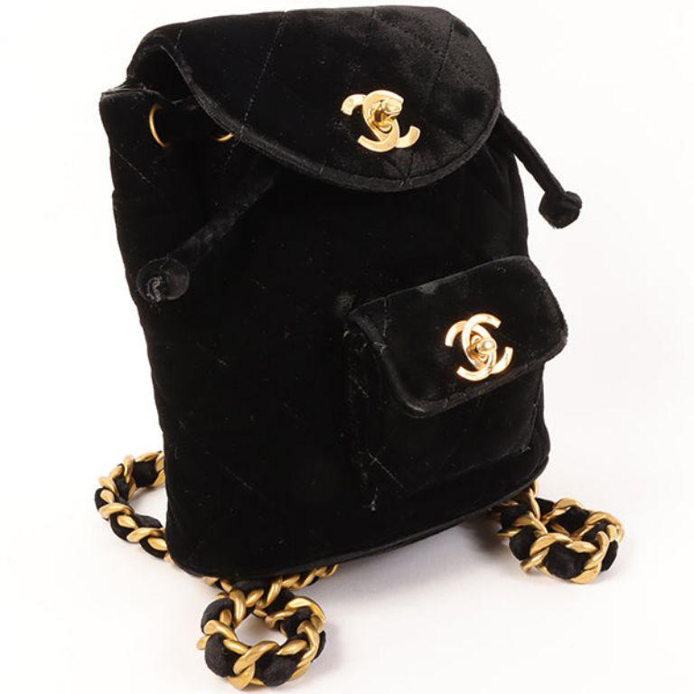 Chanel Around 1995 Made Double Turn-Lock Velour Backpack Mini Black

Additional information:
Measurements: H 18 x W 16 x D 7 cm 
Shoulder drop:  63-69cm(adjustment holes:4)

This item has been used and may have some minor flaws.