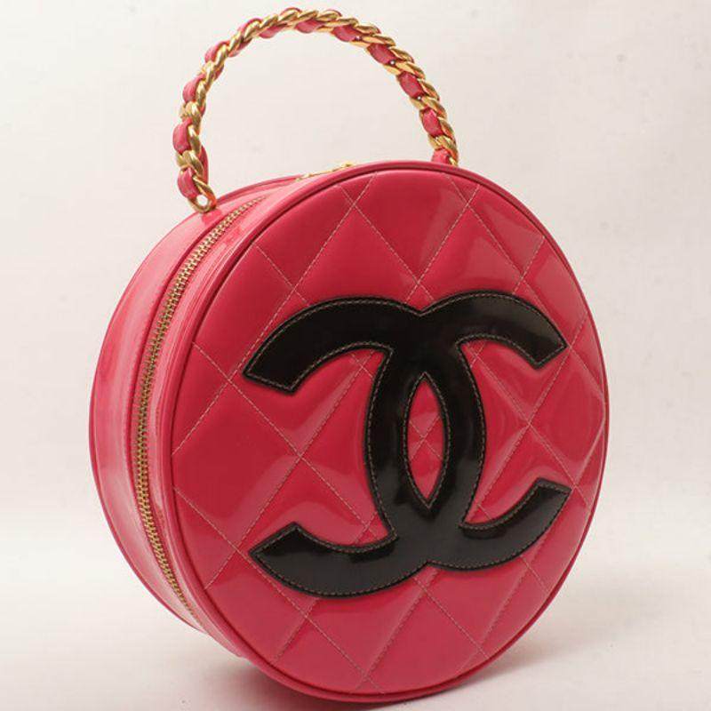 Chanel Around 1995 Made Patent Round Design Cc Mark Vanity Fuchsia Pink

Additional information:
Interior pocket x1
Comes with: Serial number sticker
Year: 1995
Made in France.
Size: 21 W x 7 D x 21 H cm 
Handle 26cm.
Condition: Good
Front: With