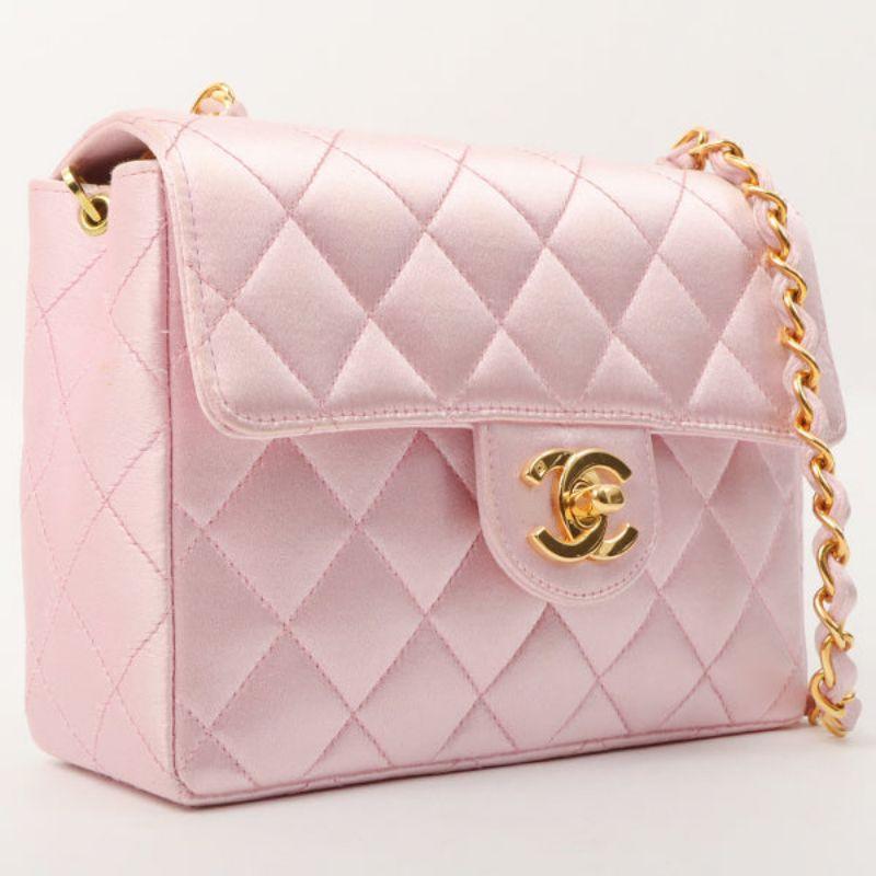 Chanel um 1997 gemacht Seide Fleck klassische Klappe Kette Tasche Mini rosa

Zusätzliche Informationen:
Innentasche x2, Außentasche x1
Wird mitgeliefert: Aufkleber mit Seriennummer
Zubehör: Box
Jahr: 1997
Hergestellt in Frankreich
Abmessungen: 17 B