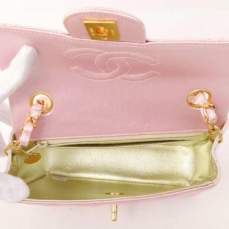 Chanel um 1997 gemacht Seide Fleck klassische Klappe Kette Tasche Mini rosa im Zustand „Gut“ im Angebot in London, GB