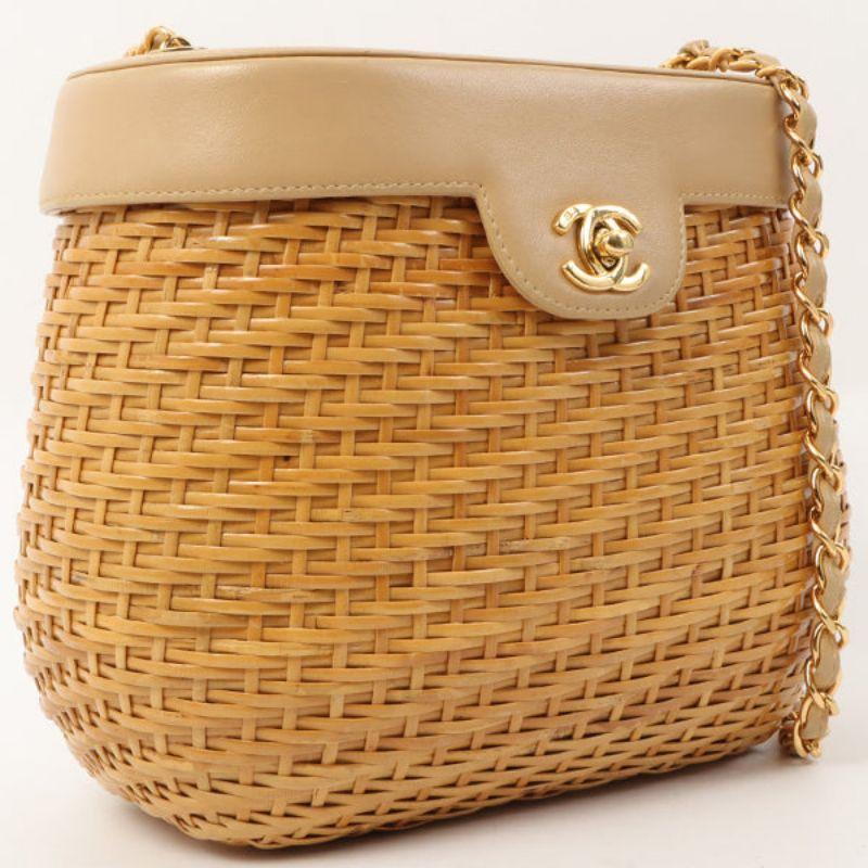 Chanel Around 1998 Made Rattan Turn-Lock Basket Chain Bag Beige

Additional information:
Interior pocket x2
Comes with: Serial number sticker, boutique sticker
Year: 1998
Made in Italy
Measurements: 22 W x 8 D x 17 H cm
Shoulder drop: 108 cm