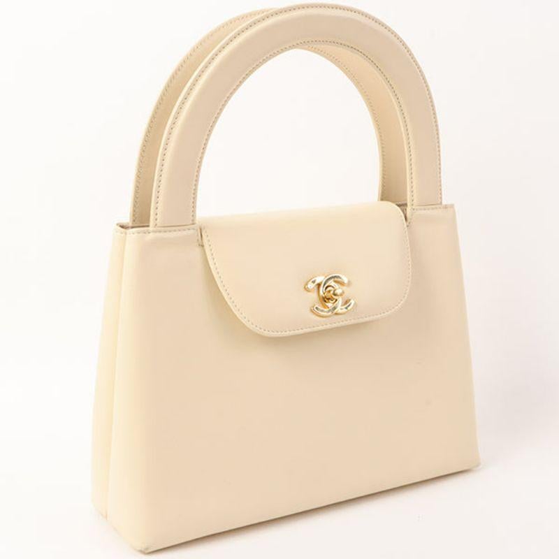 Chanel Around 1998 Made Turn-Lock Top Handle Bag Cream

Additional information:
Measurements: 24 W x 7 D x 17 H cm
Handle height 11cm
Condition: Good
This item has been used and may have some minor flaws. Before purchasing, please refer to the