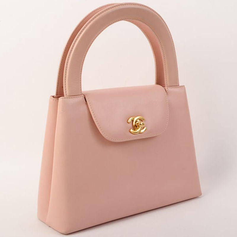Chanel Around 1998 Made Turn-Lock Top Handle Bag Pink

Additional information:
Measurements: 24 W x 7 D x 17 H cm
Handle height 11cm
Condition: Good
This item has been used and may have some minor flaws. Before purchasing, please refer to the images
