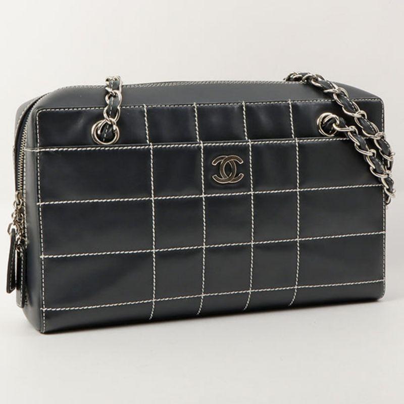 Chanel Around 2001 Made Chocolate Bar Stitch Cc Mark Plate Chain Bag Dark Navy

Additional information:
Interior pocket x2, exterior pocket x1
Comes with: Serial number sticker, boutique sticker
Year: 2001 Made
Made in Italy
Measurements: 29 W x 7 D