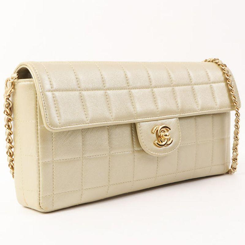 Chanel Around 2002 Made Chocolate Bar Turn-Lcok Chain Bag Champagne Gold

Additional information:
Interior pocket x3
Comes with:Serial number sticker, Boutique sticker
Accessories: Dust bag
Year: 2002
Made in France .
Size: 26 W x 4 D x 13 H