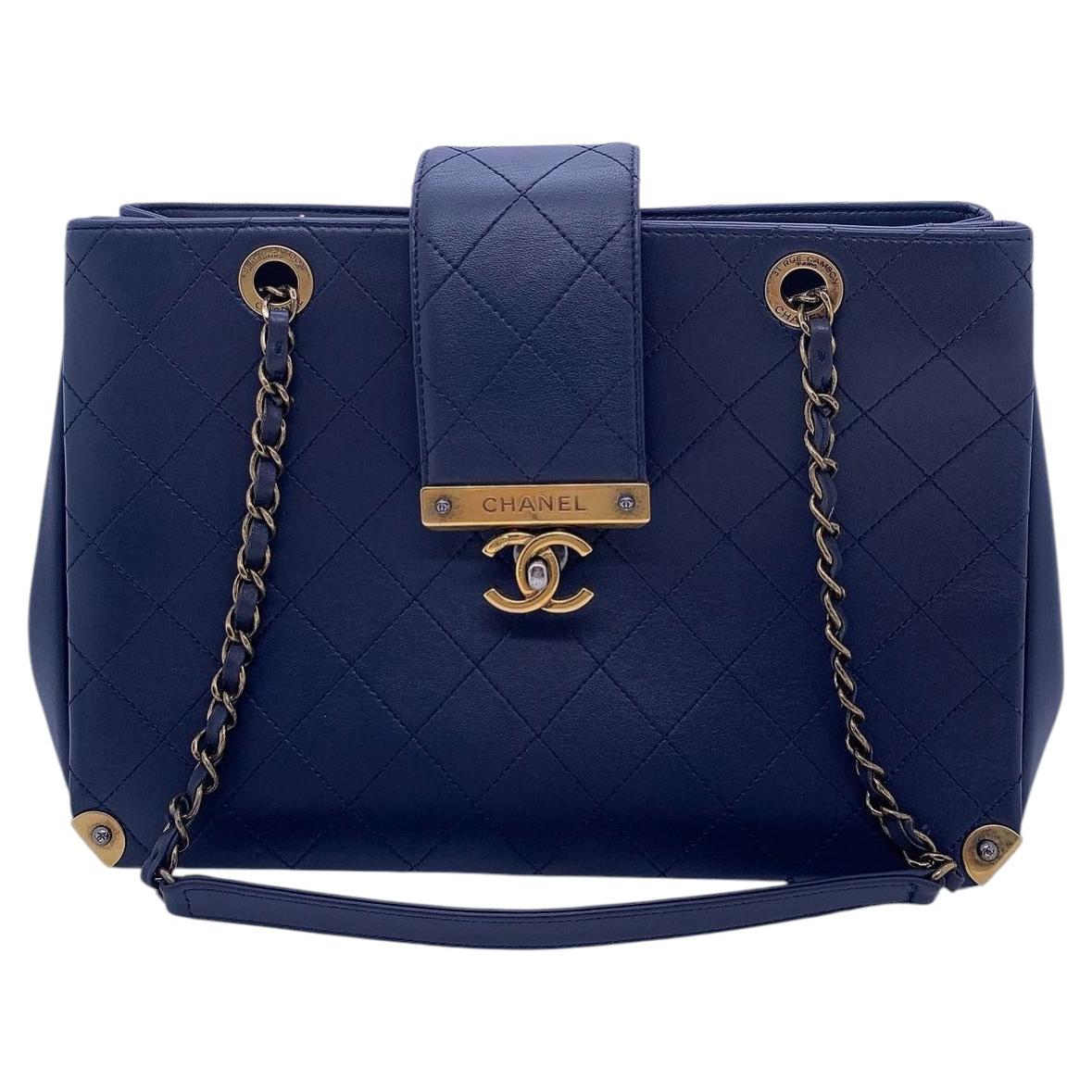 CHANEL Around The Corner Shopping Tote Azul marino acolchado de piel de becerro Asas de cadena 2 vías