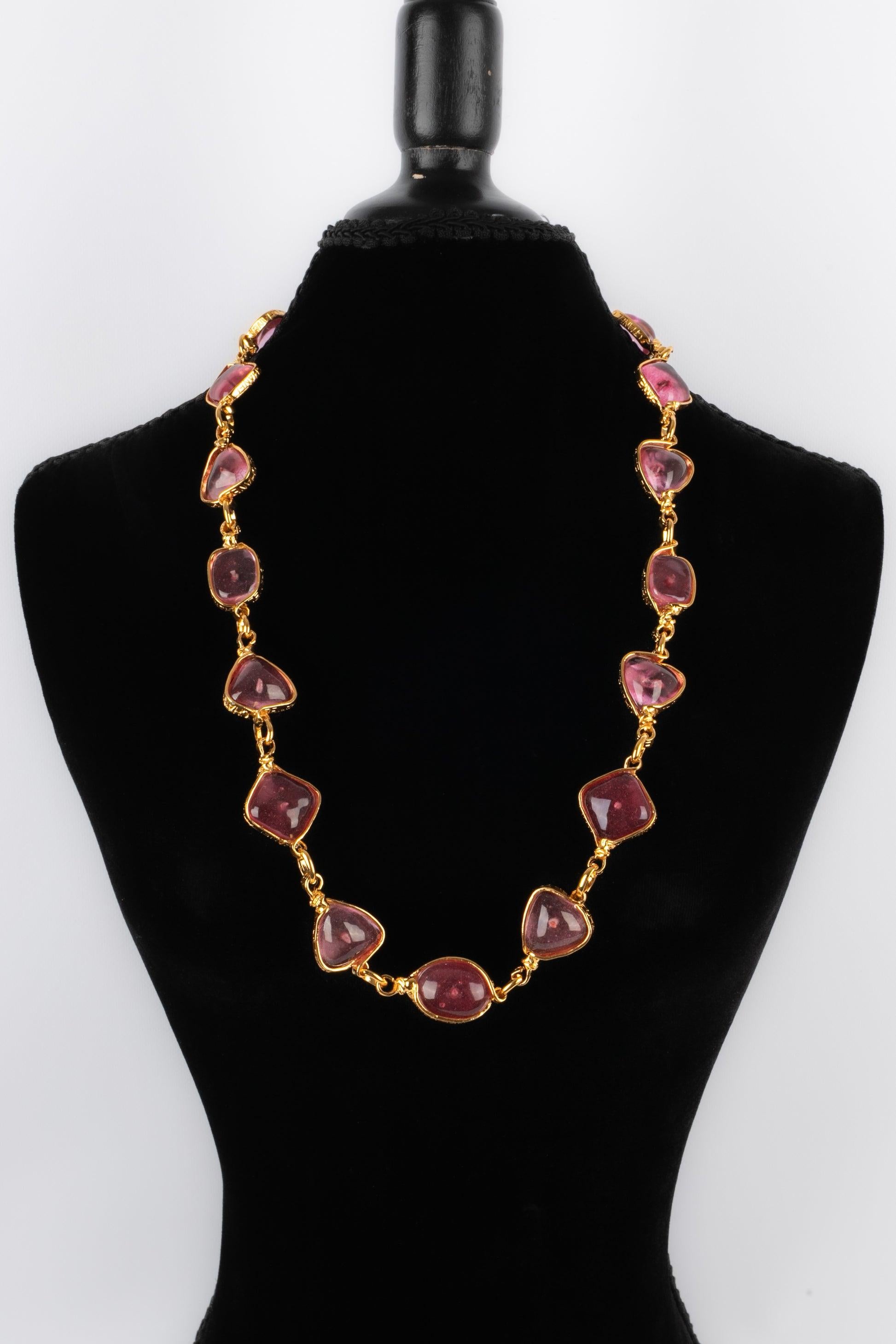 Chanel - (Made in France) Golden metal articulated necklace with pink glass paste. 1996 Spring-Summer Collection.
 
 Additional information: 
 Condition: Very good condition
 Dimensions: Length: 80 cm
 Period: 20th Century
 
 Seller Reference: CB151

