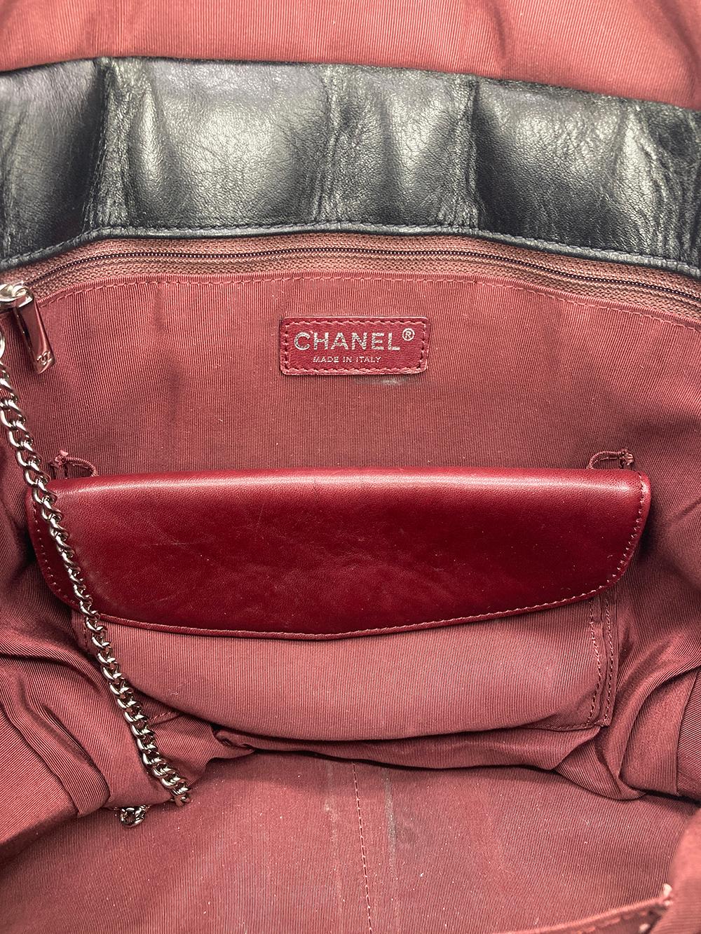 Chanel Astrakhan Schwarze Leder-Tragetasche mit Rüschen  im Angebot 9