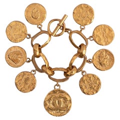 Bracciale con charme dei segni astrologici Chanel in metallo dorato, primavera 1994