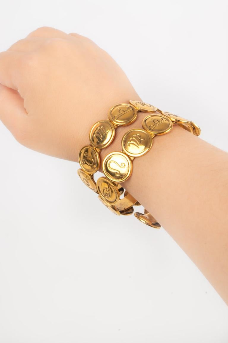 Chanel - (Made in France) Goldenes Spiralarmband aus Metall, das die Tierkreiszeichen darstellt. Schmuck aus den 1990er Jahren.

Zusätzliche Informationen:
Zustand: Sehr guter Zustand
Abmessungen: Umfang: 19 cm
Zeitraum: 20. Jahrhundert

Sellers