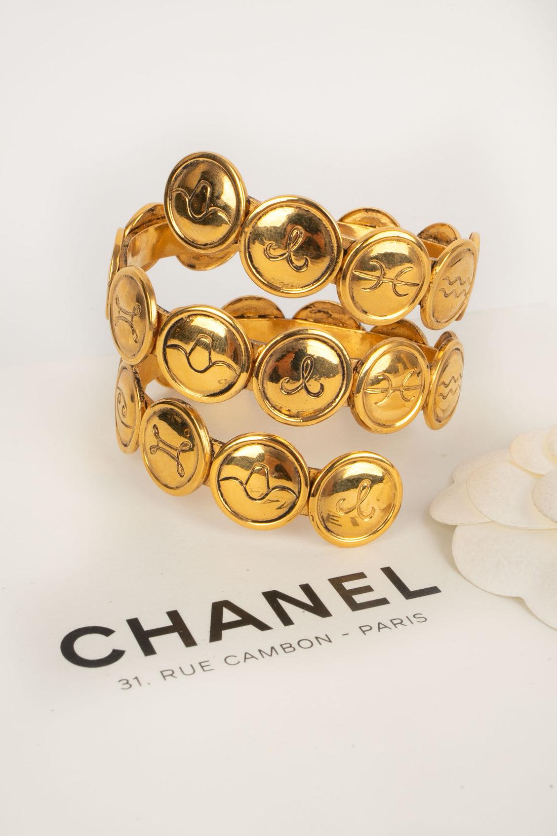 Chanel Astrologie Goldenes Spiralarmband aus Metall, 1990er-Jahre im Angebot 5