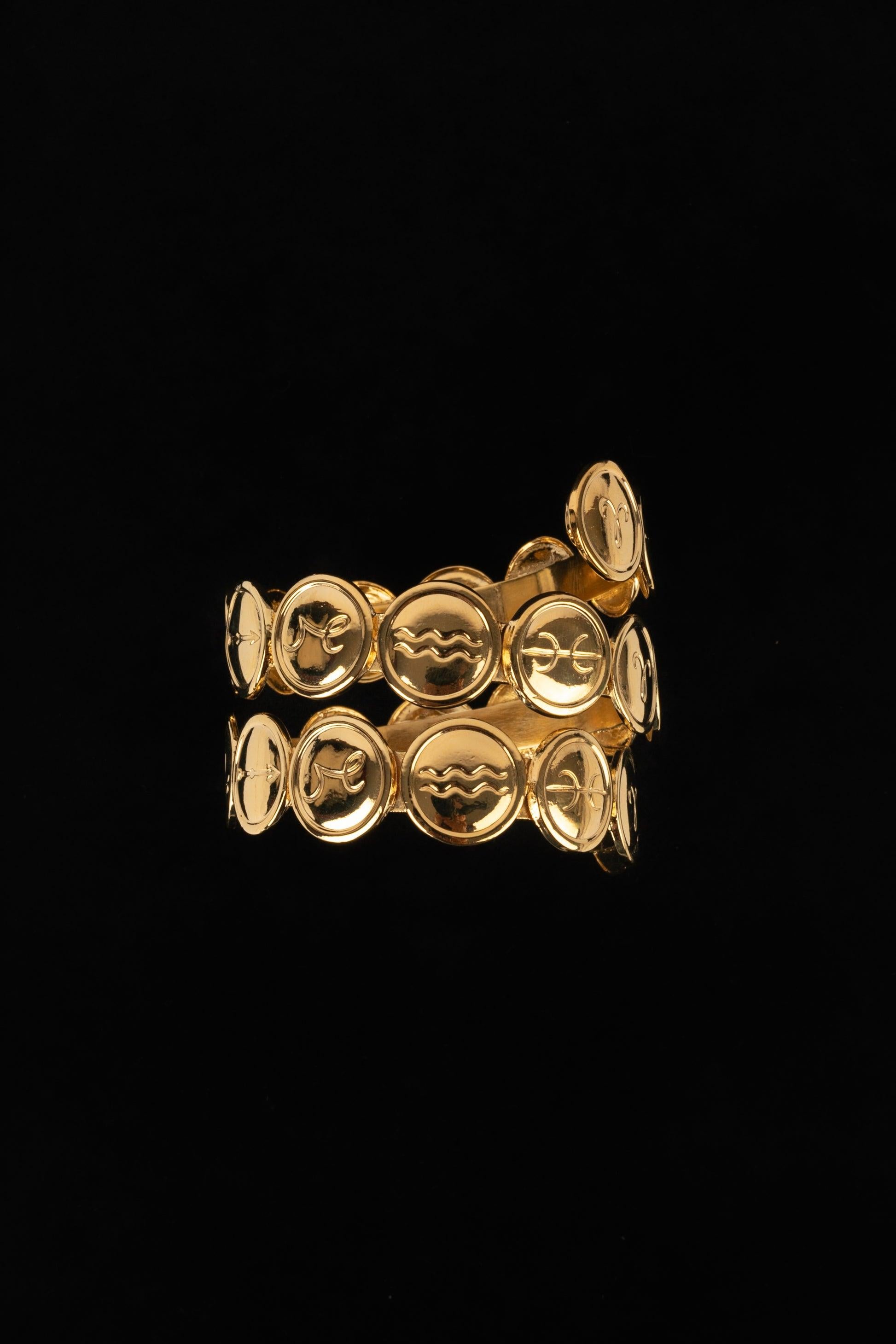 Chanel - (Made in France) Golden metal spiral bracelet representing zodiac signs. Jewellery from the 1990's.

Additional information:
Condition: Very good condition
Dimensions: Circumference: 19 cm
Period: 20th Century

Seller Reference: BRAB146
